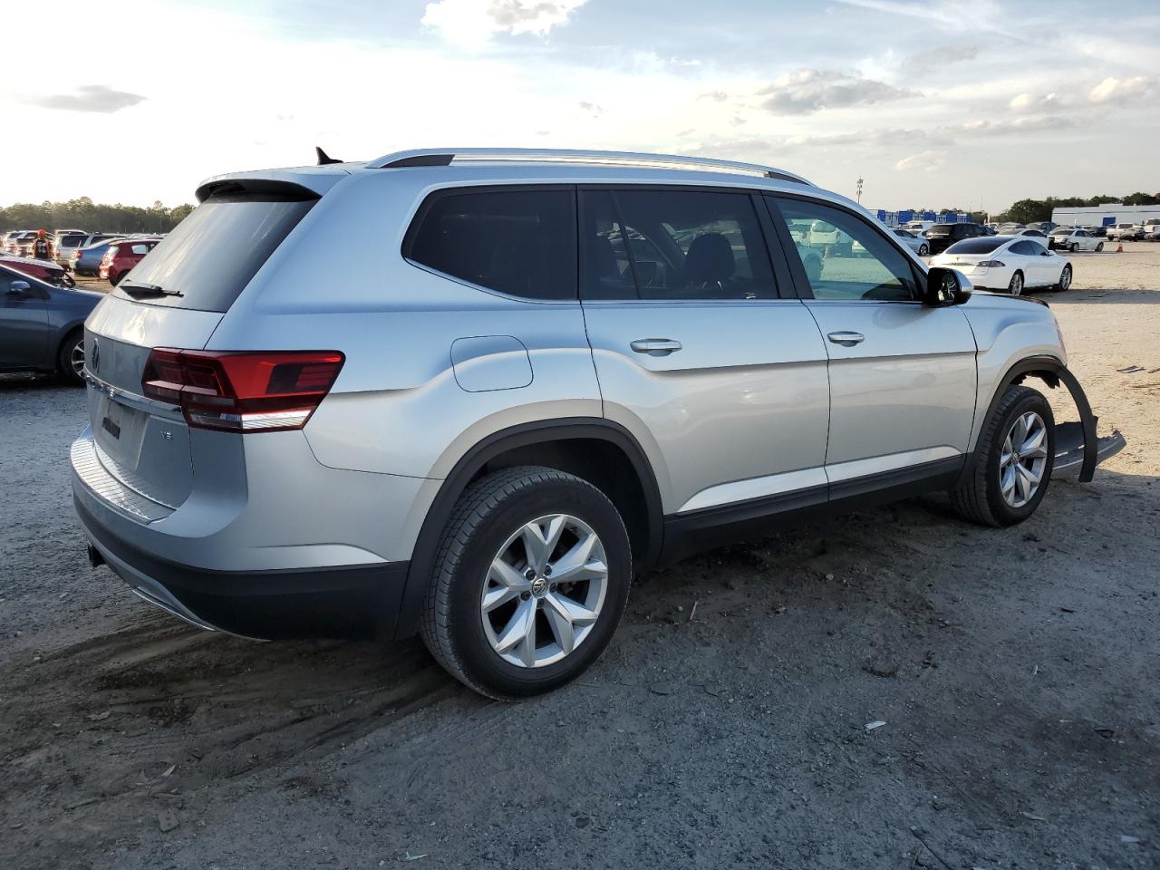 Photo 2 VIN: 1V2DR2CA7KC582069 - VOLKSWAGEN ATLAS 