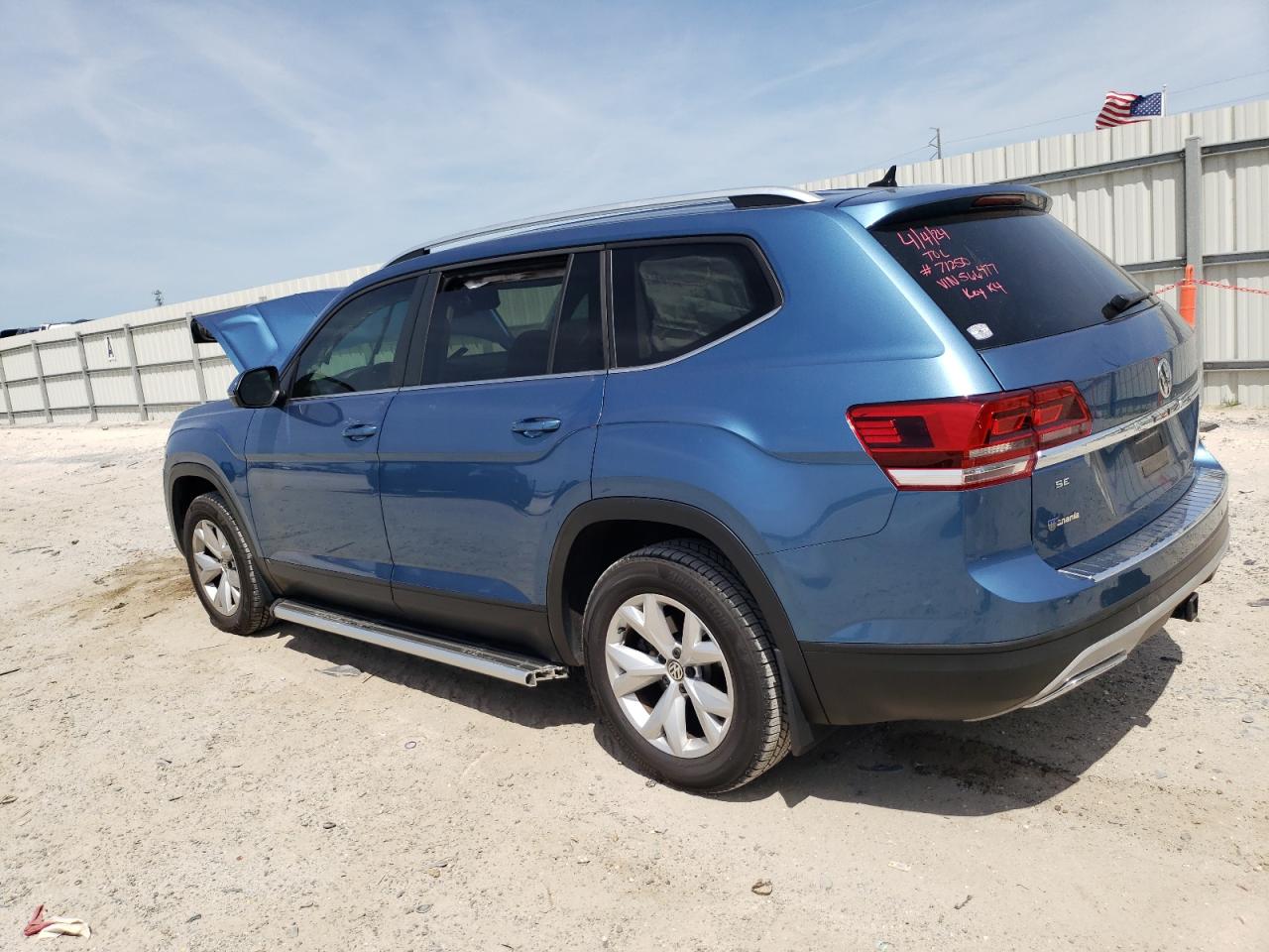 Photo 1 VIN: 1V2DR2CA8KC566477 - VOLKSWAGEN ATLAS 