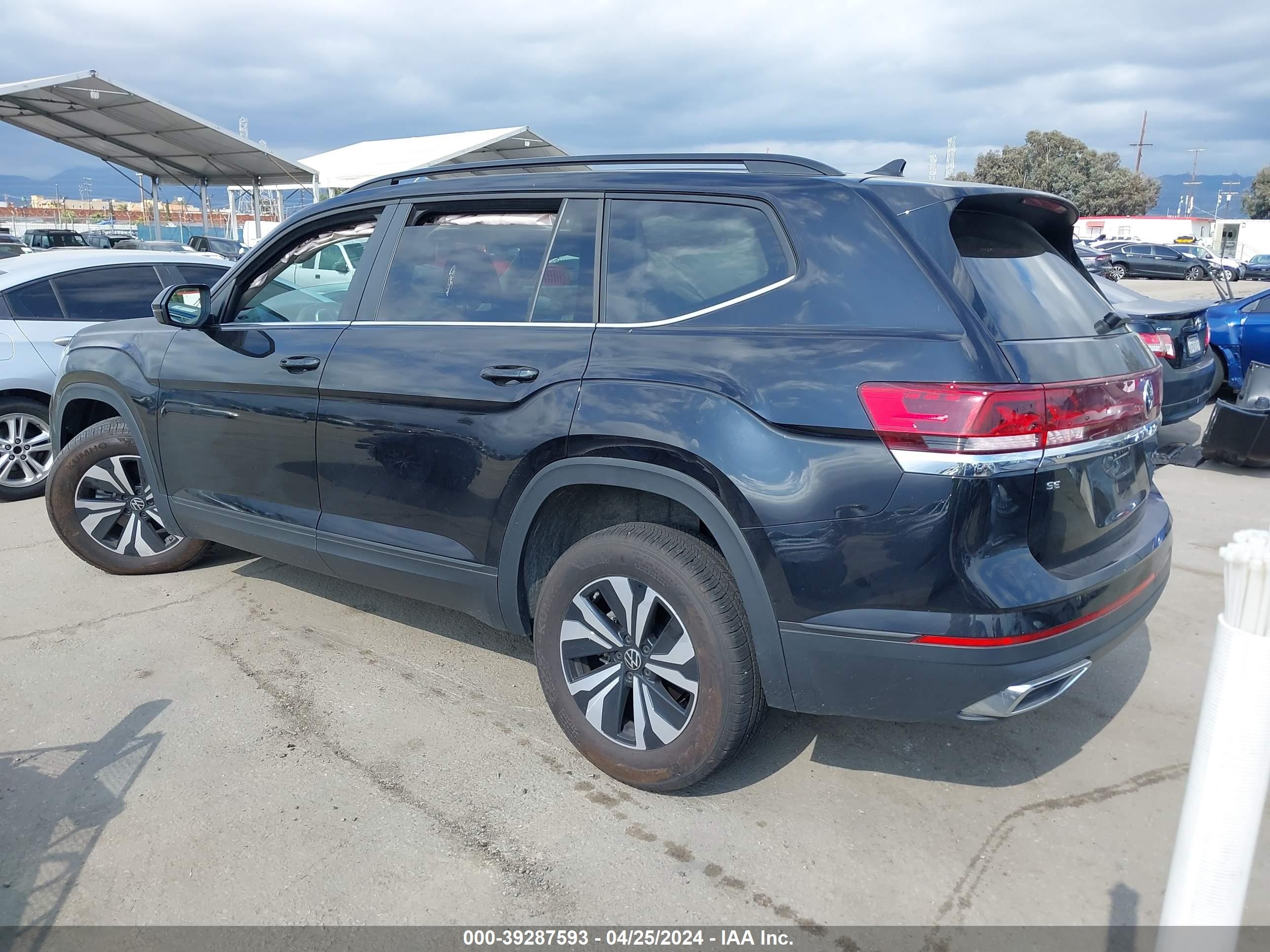 Photo 2 VIN: 1V2DR2CA9RC517556 - VOLKSWAGEN ATLAS 