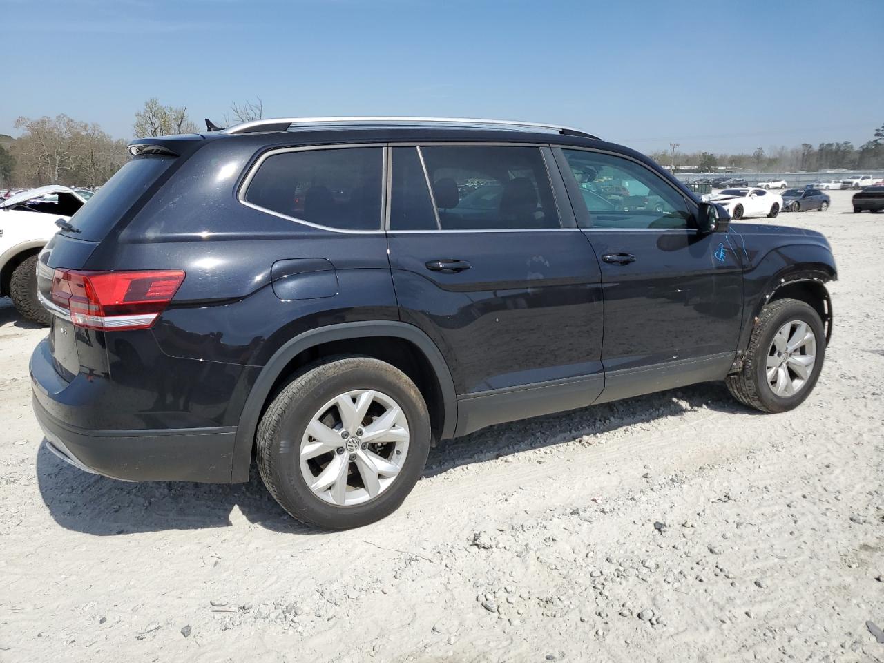 Photo 2 VIN: 1V2DR2CAXJC546536 - VOLKSWAGEN ATLAS 