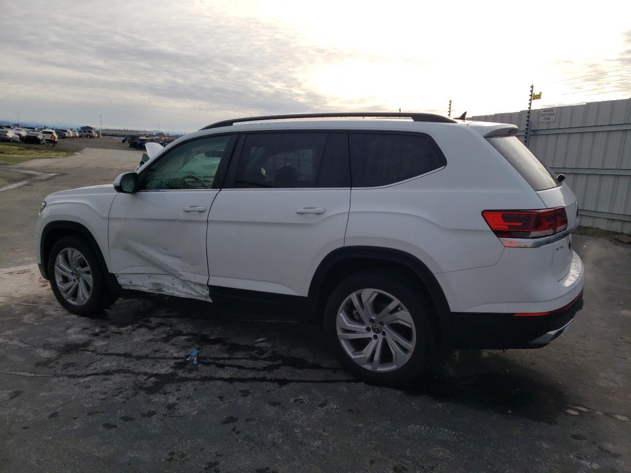 Photo 1 VIN: 1V2JR2CA4NC528994 - VOLKSWAGEN ATLAS 