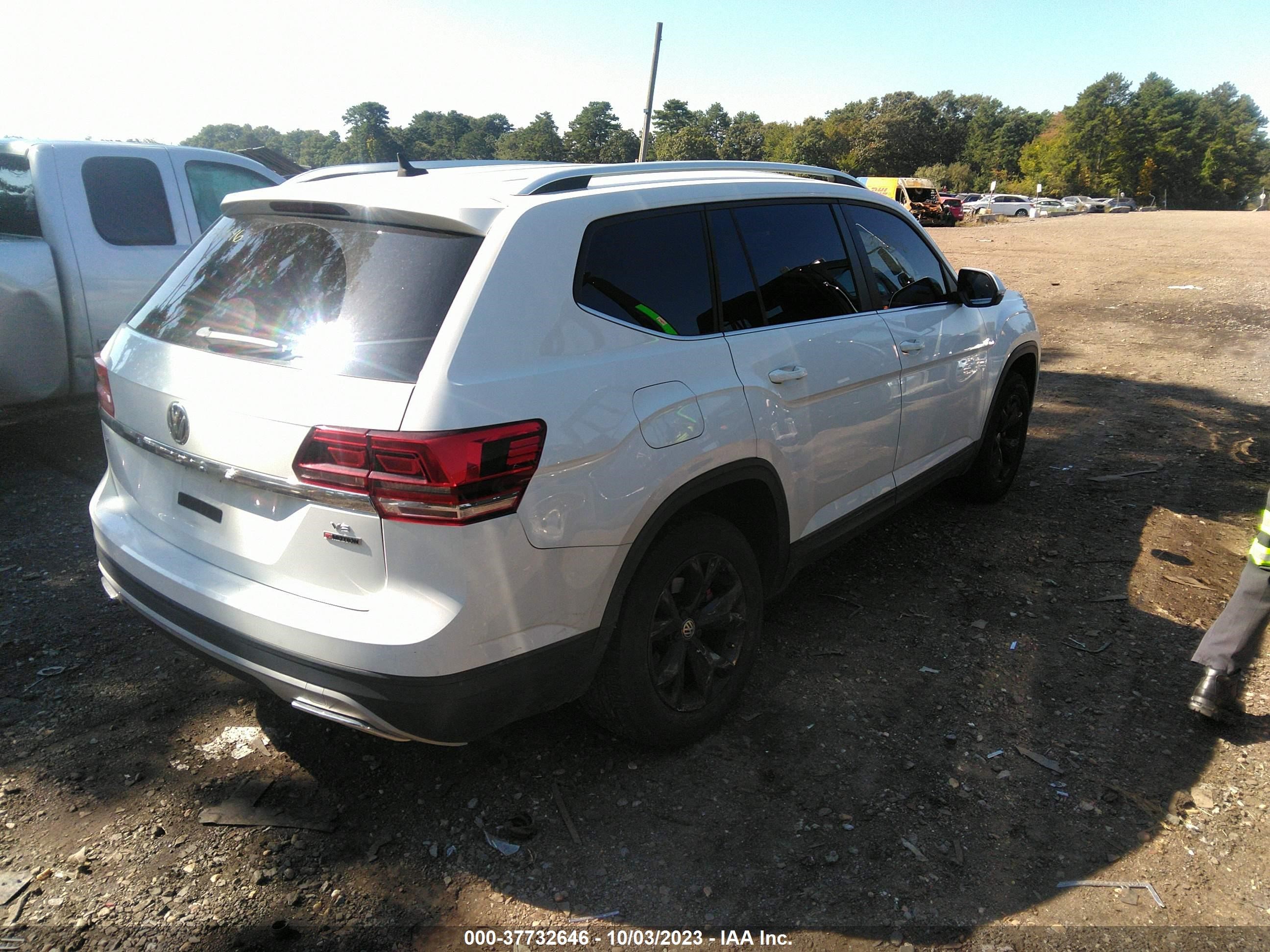 Photo 3 VIN: 1V2KR2CA1JC573356 - VOLKSWAGEN ATLAS 