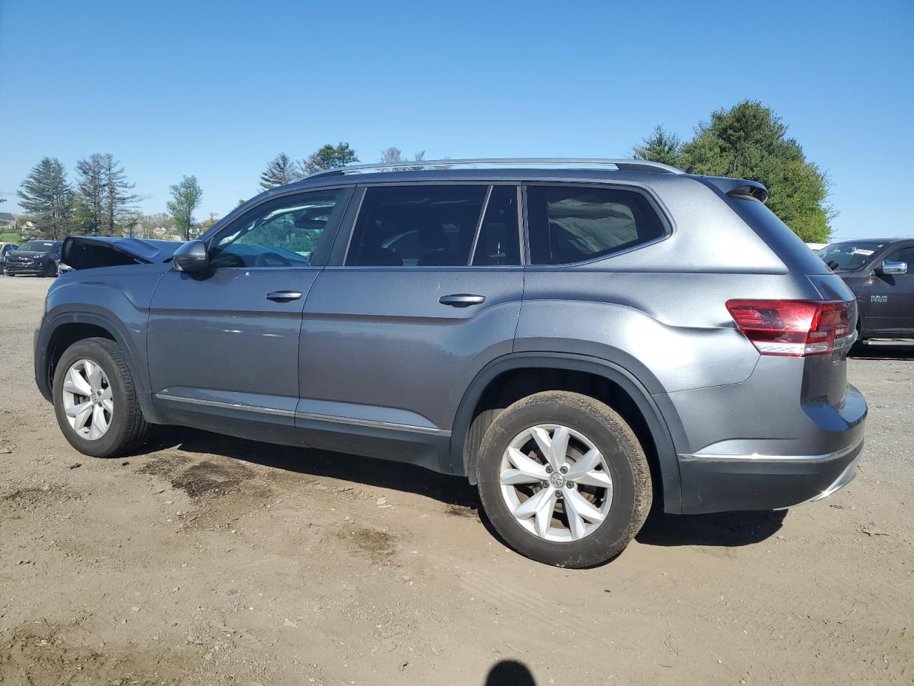 Photo 1 VIN: 1V2MR2CA7JC561043 - VOLKSWAGEN ATLAS 