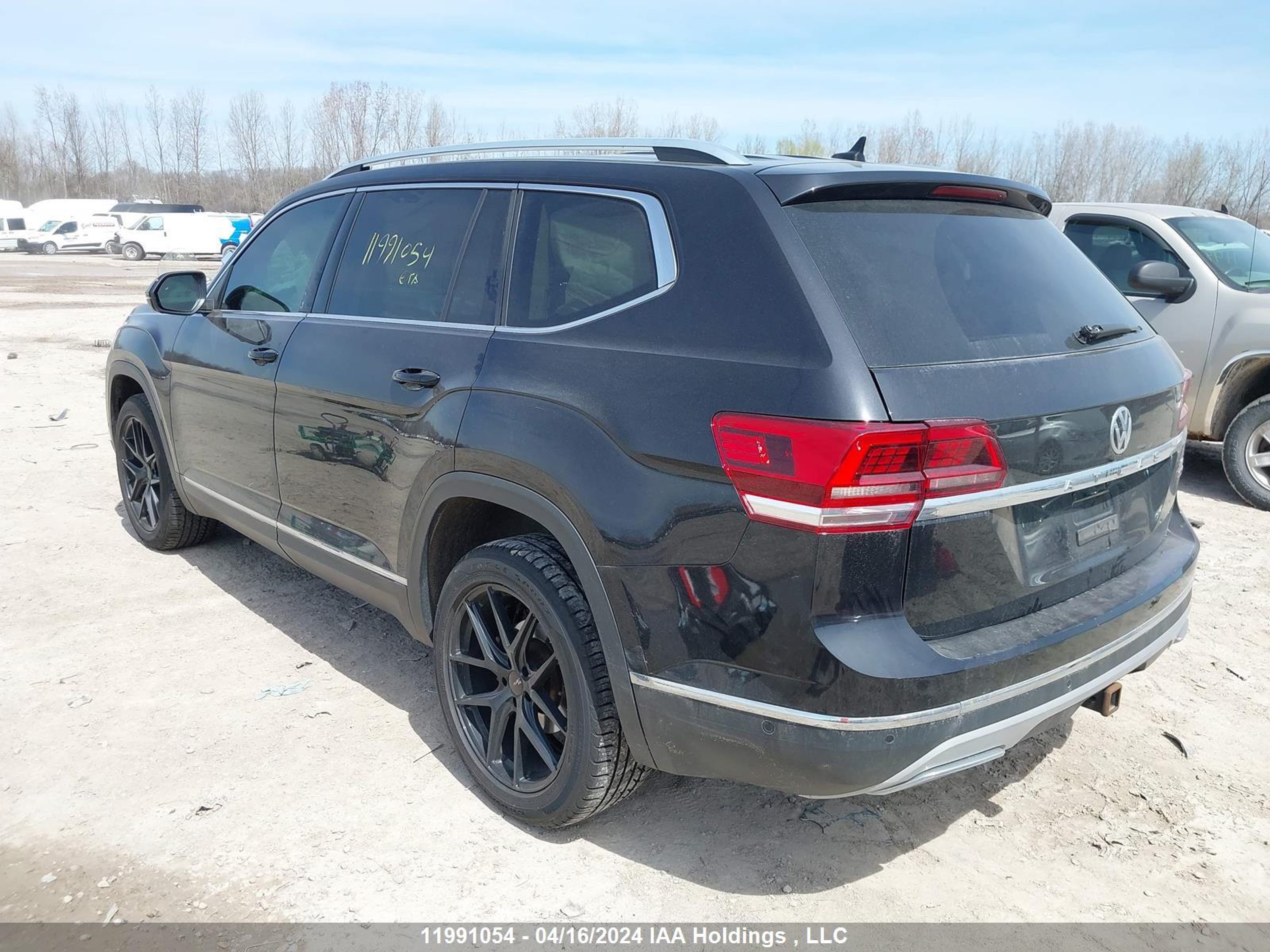 Photo 2 VIN: 1V2NR2CA1KC585828 - VOLKSWAGEN ATLAS 