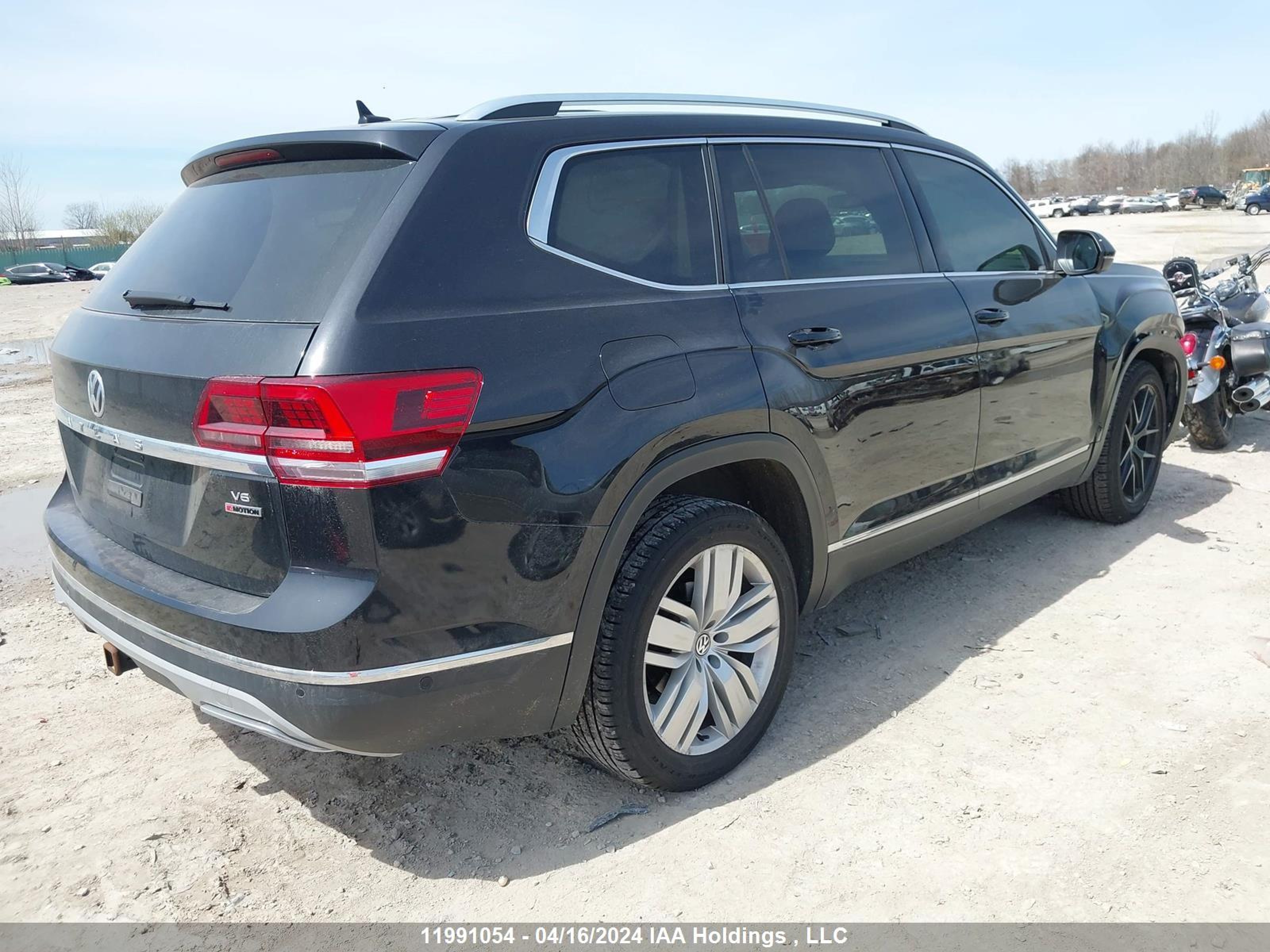 Photo 3 VIN: 1V2NR2CA1KC585828 - VOLKSWAGEN ATLAS 