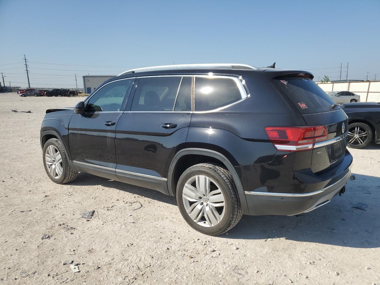 Photo 2 VIN: 1V2NR2CA3JC526701 - VOLKSWAGEN ATLAS 