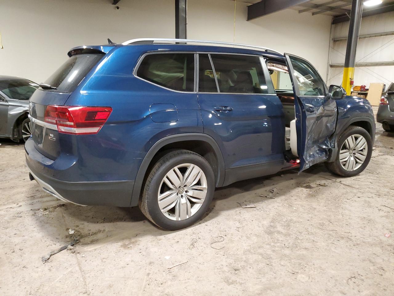 Photo 2 VIN: 1V2UR2CA1KC598770 - VOLKSWAGEN ATLAS 