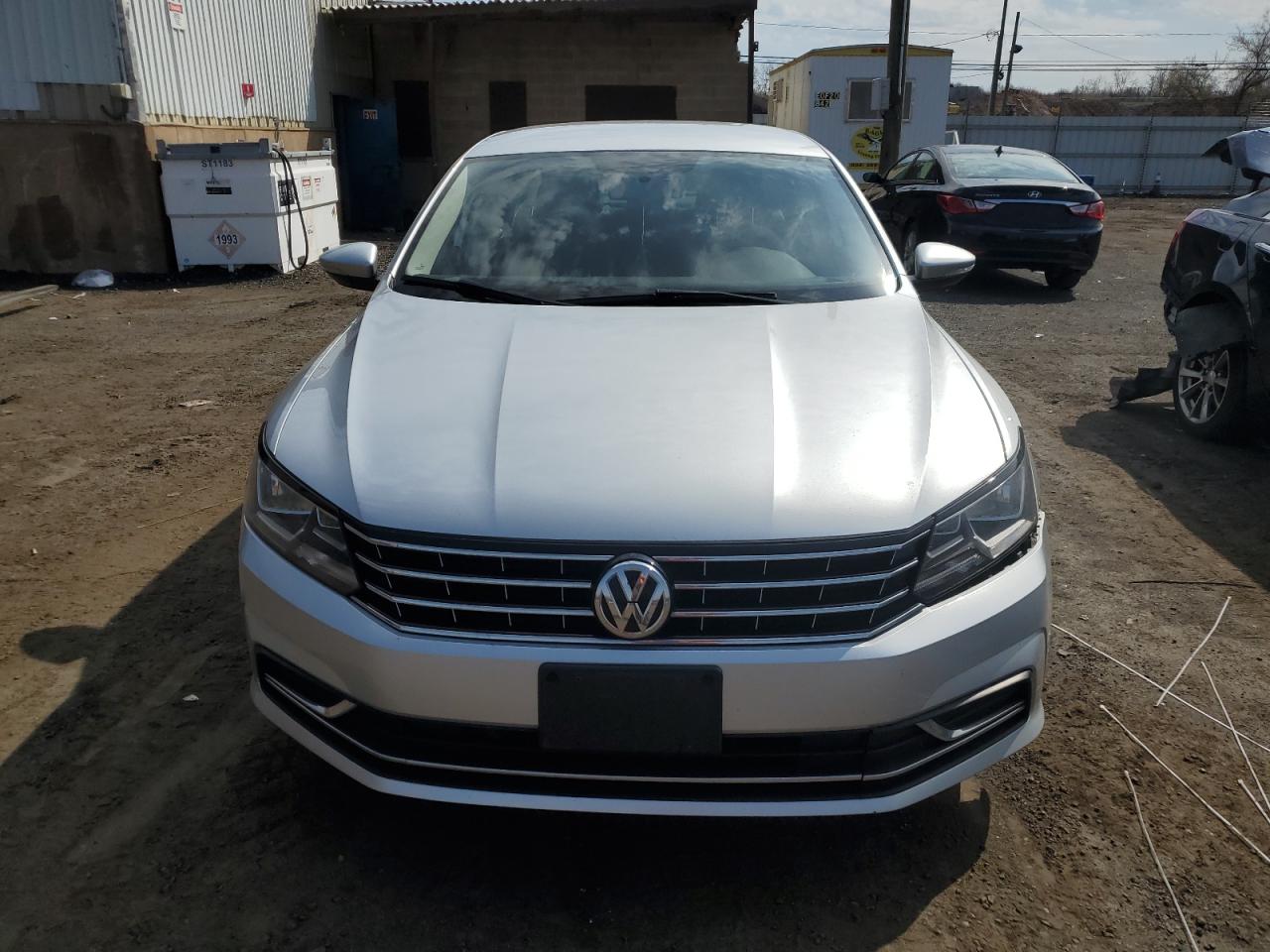 Photo 4 VIN: 1VWAA7A30JC042619 - VOLKSWAGEN PASSAT 