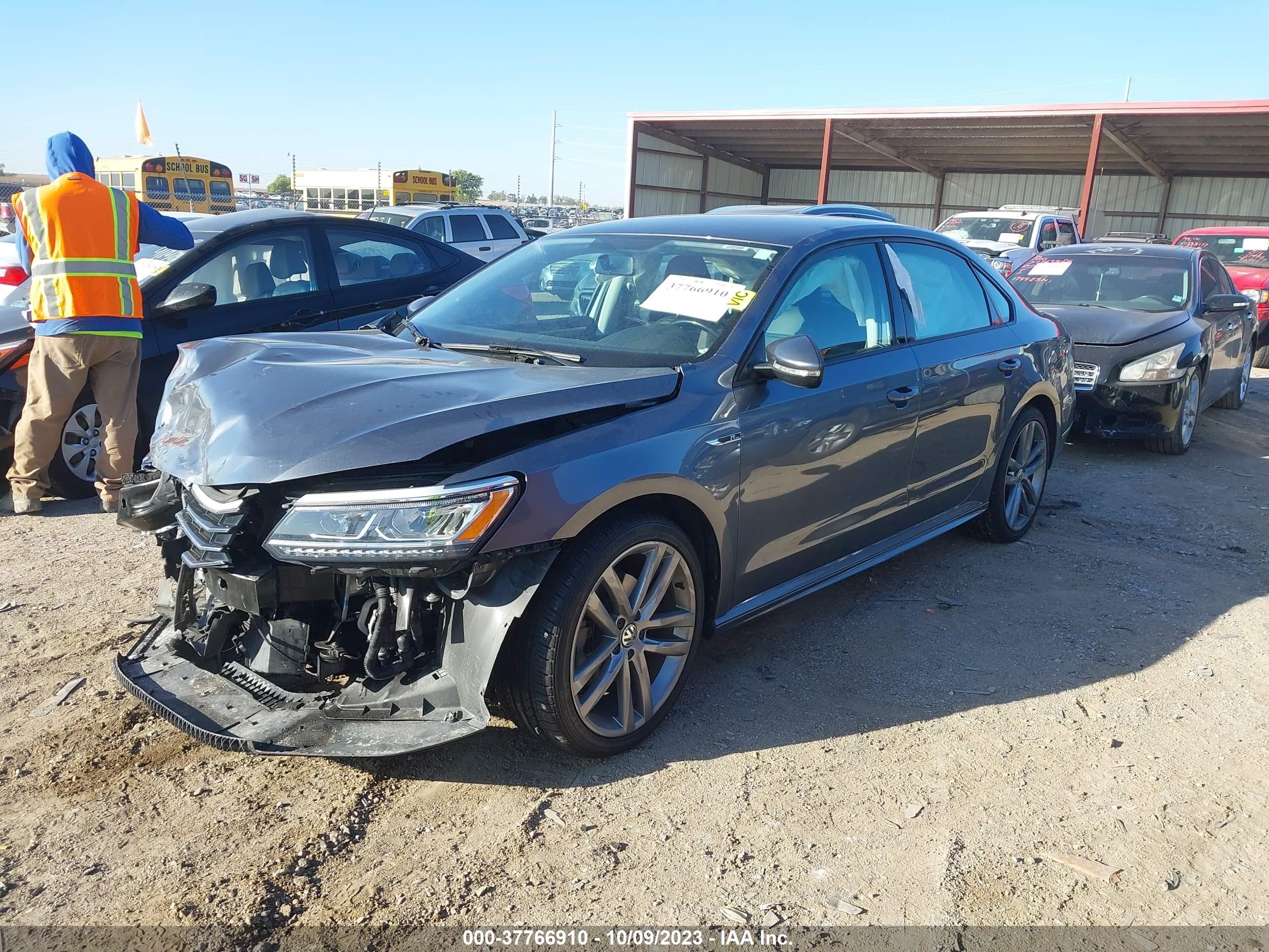 Photo 1 VIN: 1VWAA7A32JC013655 - VOLKSWAGEN PASSAT 