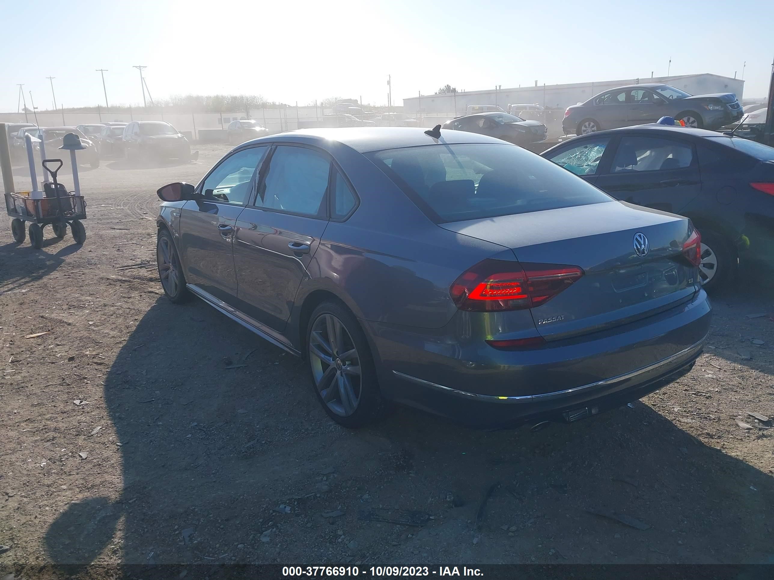 Photo 2 VIN: 1VWAA7A32JC013655 - VOLKSWAGEN PASSAT 