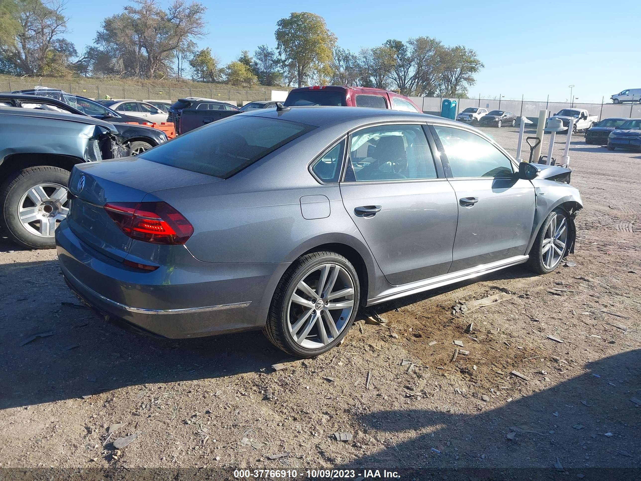 Photo 3 VIN: 1VWAA7A32JC013655 - VOLKSWAGEN PASSAT 