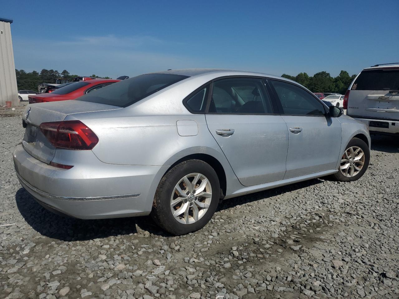 Photo 2 VIN: 1VWAA7A32JC050947 - VOLKSWAGEN PASSAT 