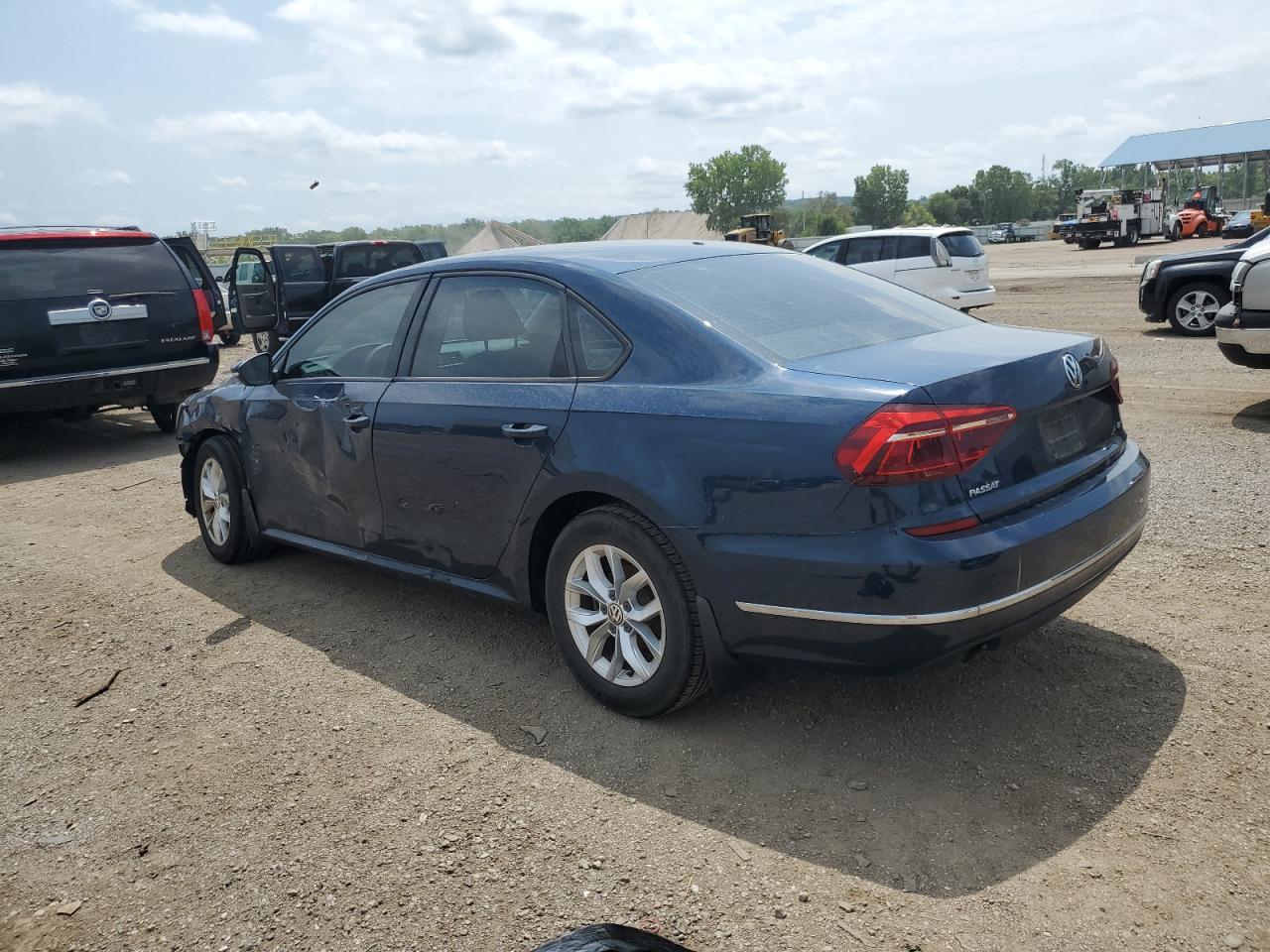 Photo 1 VIN: 1VWAA7A34JC010370 - VOLKSWAGEN PASSAT 