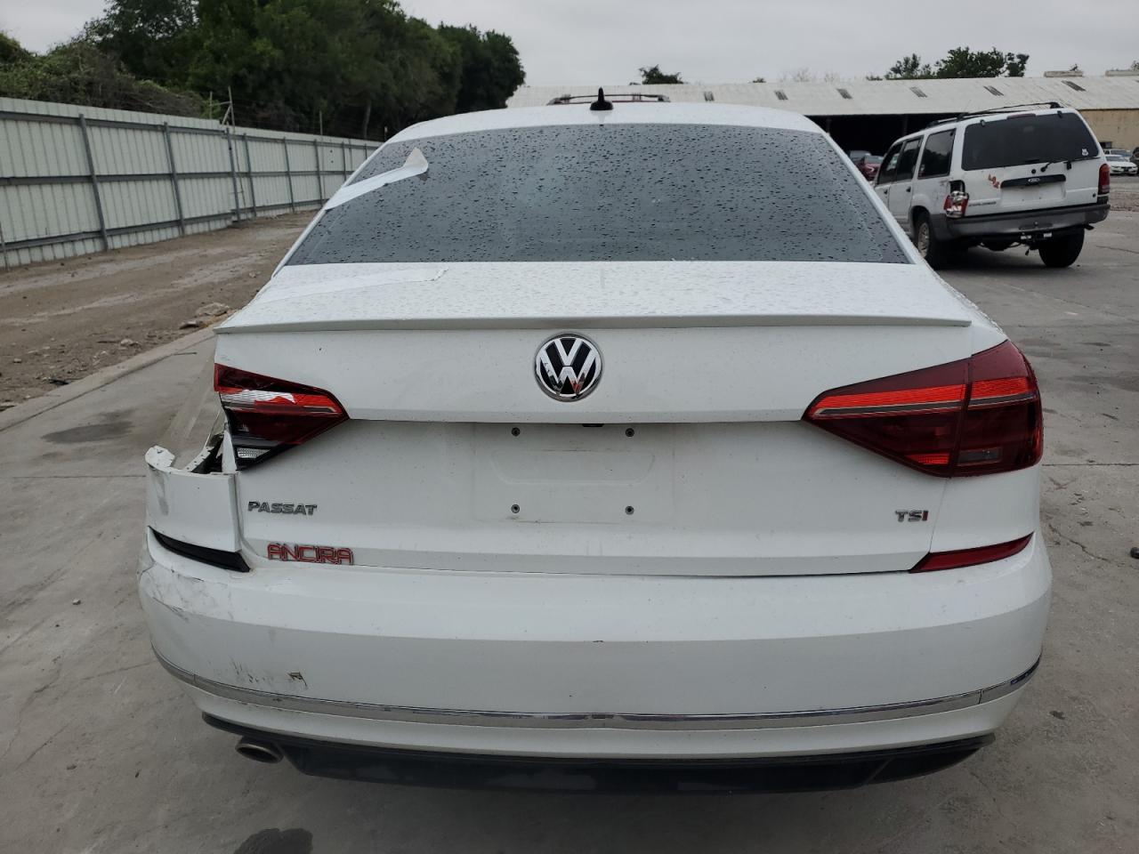 Photo 5 VIN: 1VWAA7A38JC014969 - VOLKSWAGEN PASSAT 