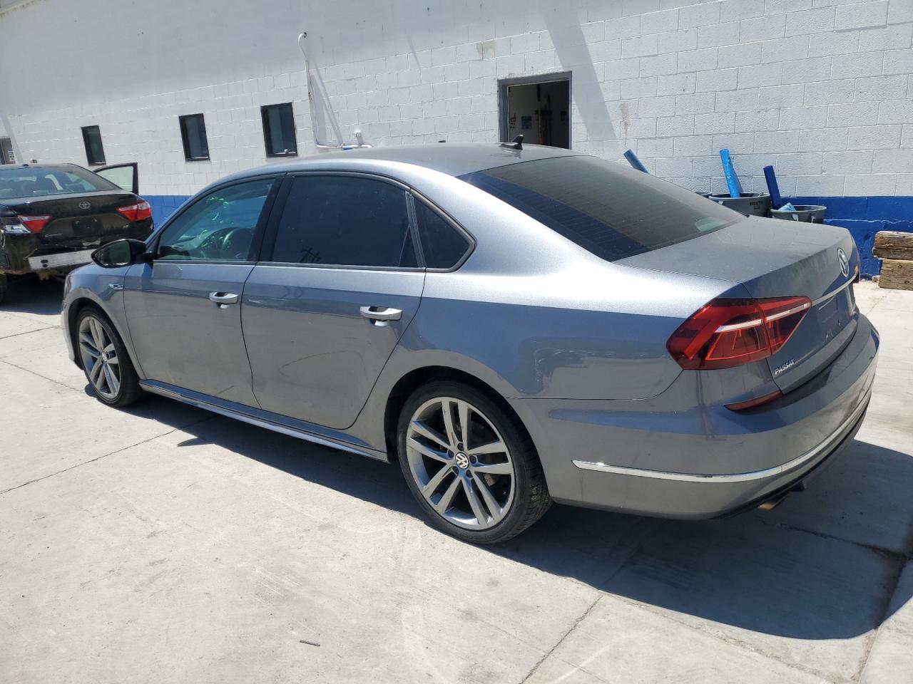 Photo 1 VIN: 1VWAA7A3XJC052140 - VOLKSWAGEN PASSAT 