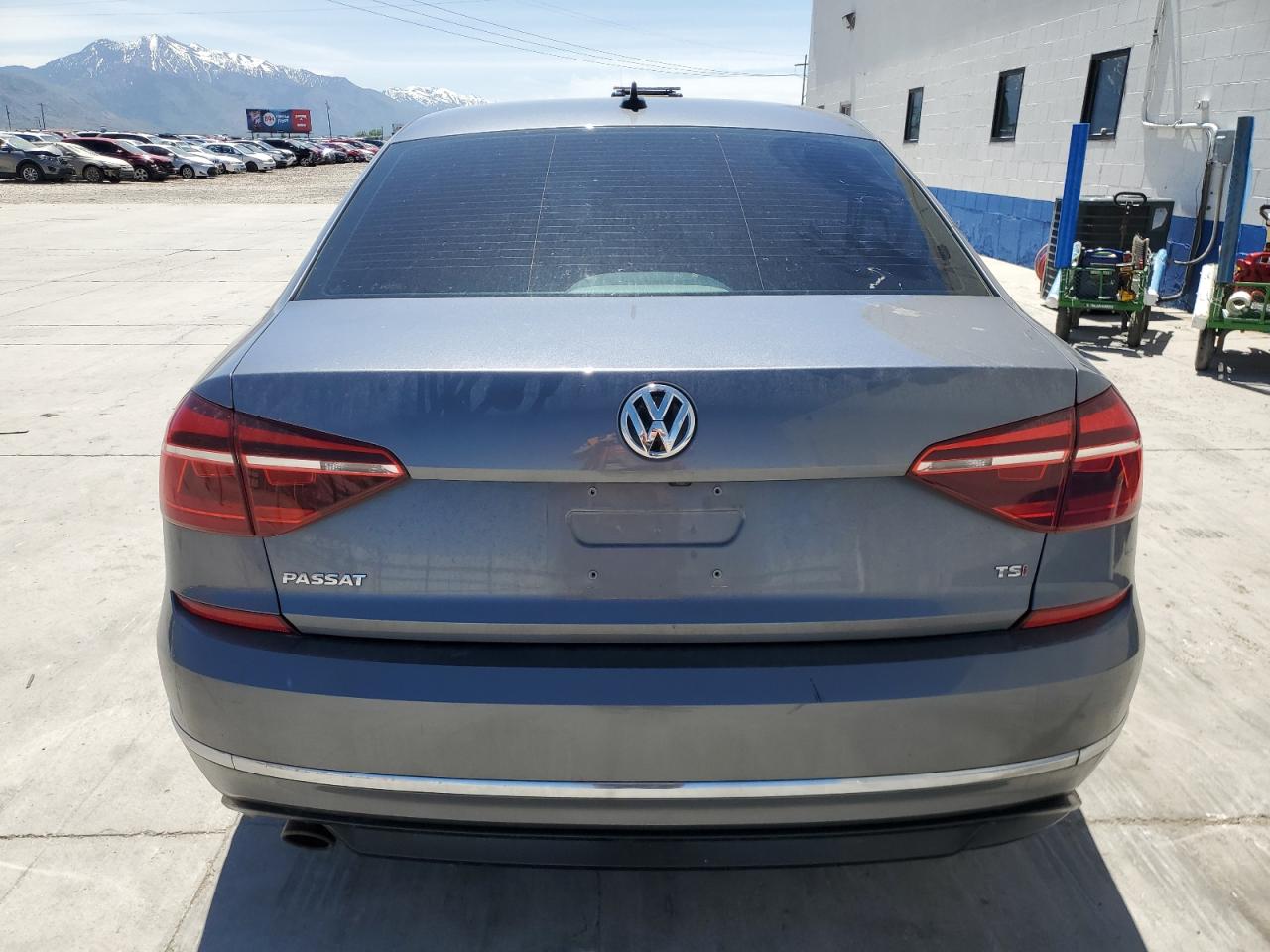 Photo 5 VIN: 1VWAA7A3XJC052140 - VOLKSWAGEN PASSAT 