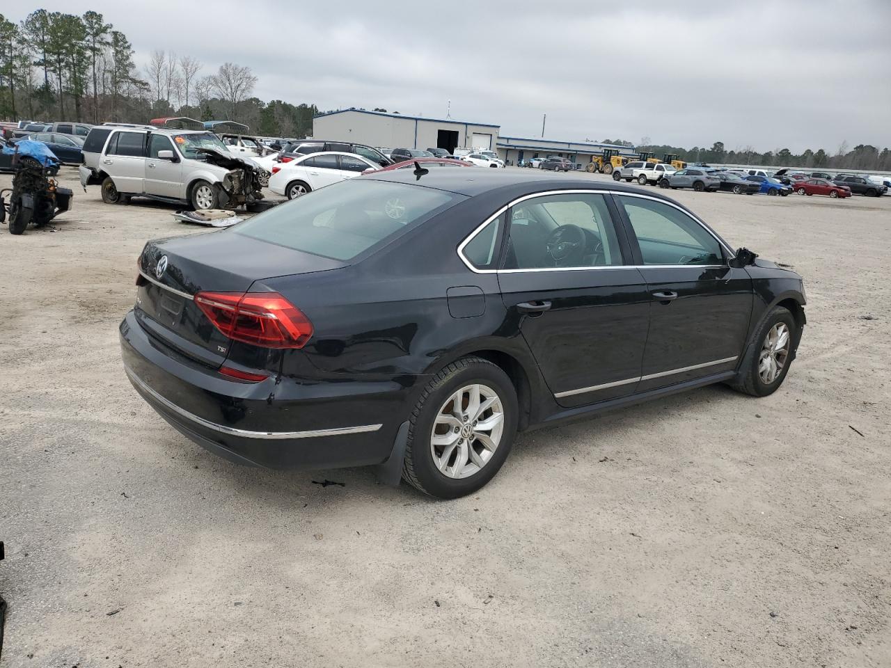 Photo 2 VIN: 1VWAT7A30HC009916 - VOLKSWAGEN PASSAT 