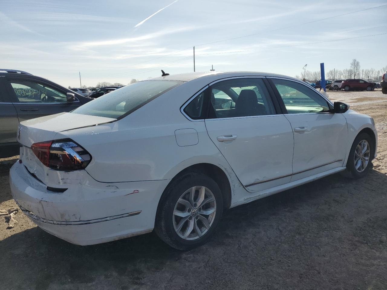 Photo 2 VIN: 1VWAT7A32HC024160 - VOLKSWAGEN PASSAT 