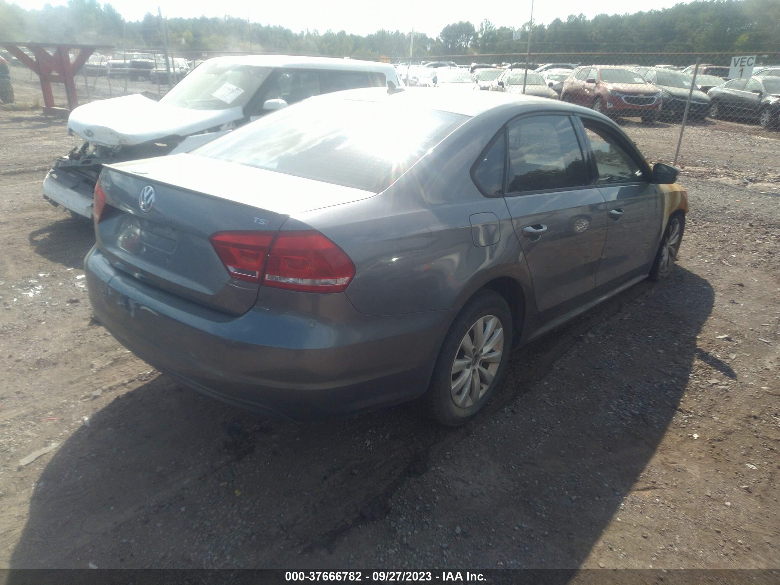 Photo 3 VIN: 1VWAT7A33EC099610 - VOLKSWAGEN PASSAT 