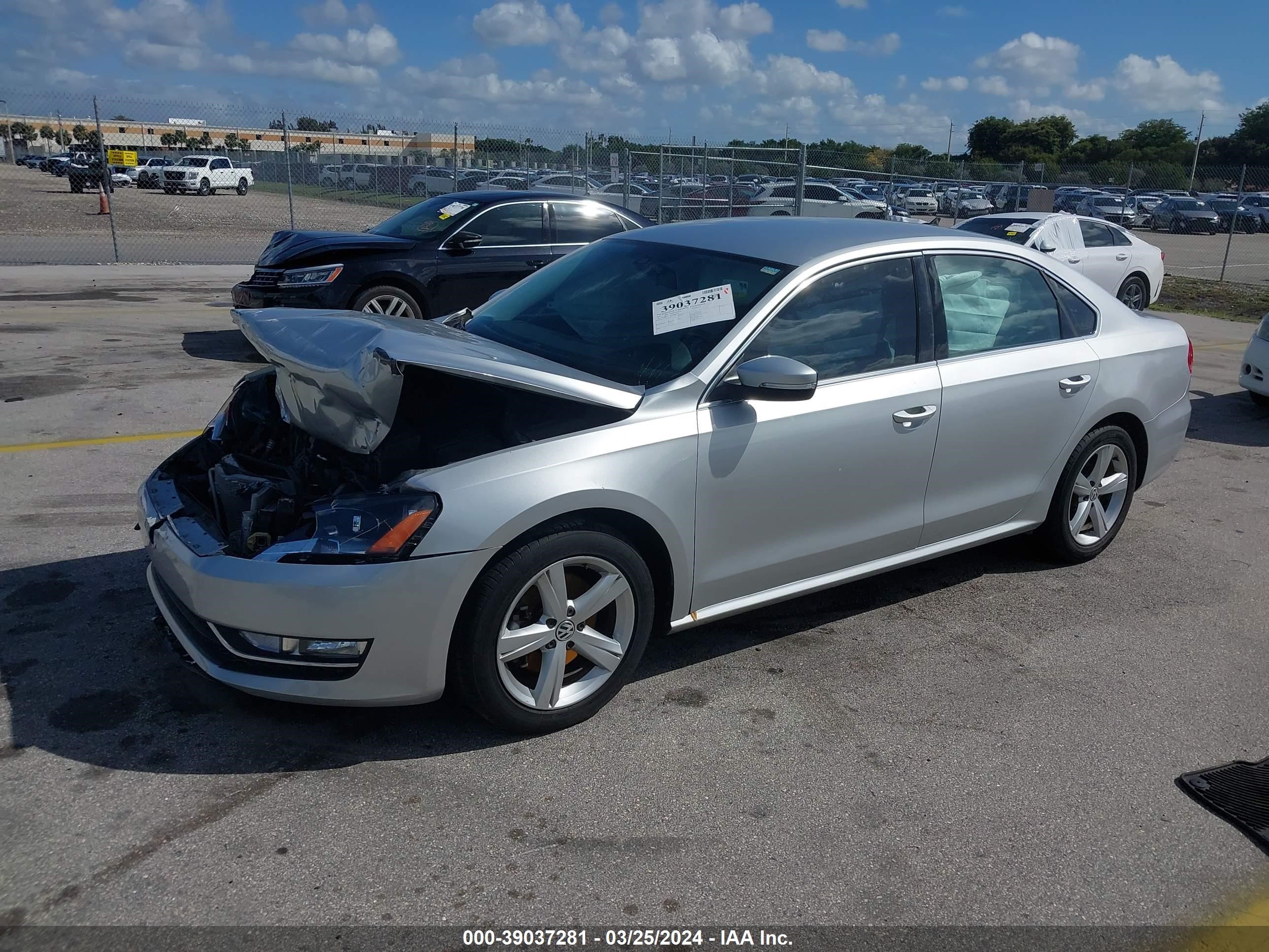 Photo 1 VIN: 1VWAT7A33FC084087 - VOLKSWAGEN PASSAT 