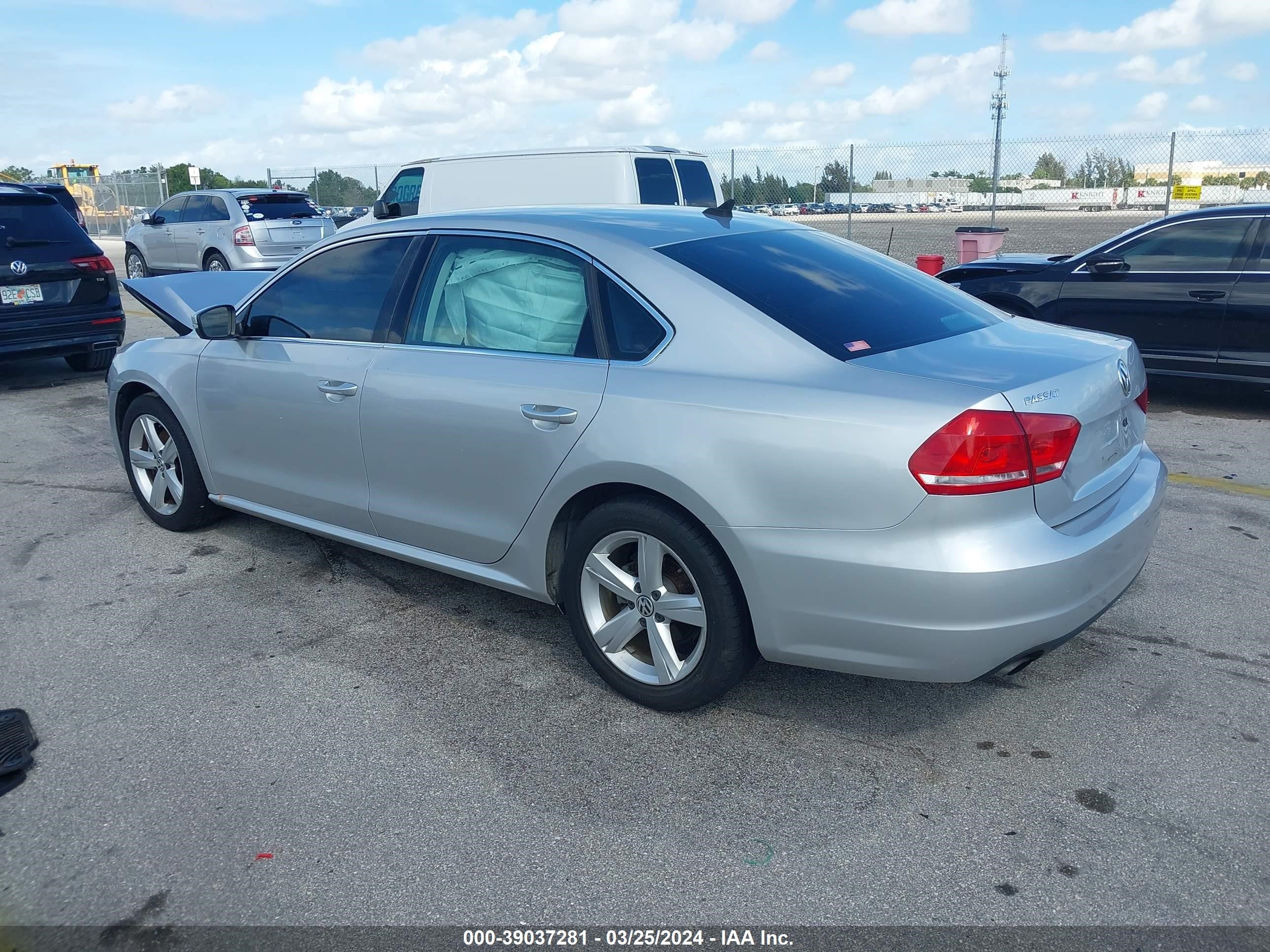 Photo 2 VIN: 1VWAT7A33FC084087 - VOLKSWAGEN PASSAT 