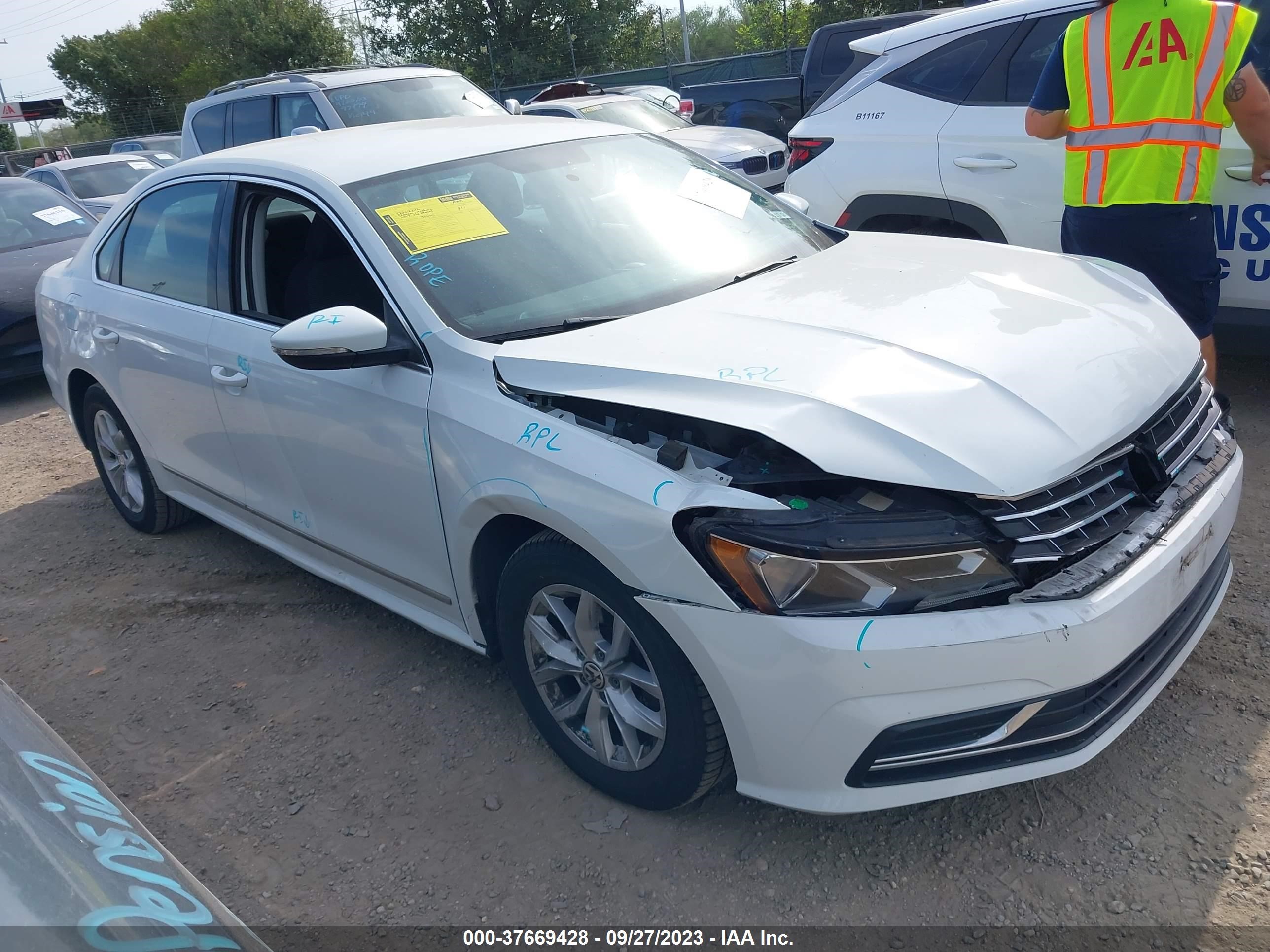 Photo 13 VIN: 1VWAT7A33HC011787 - VOLKSWAGEN PASSAT 