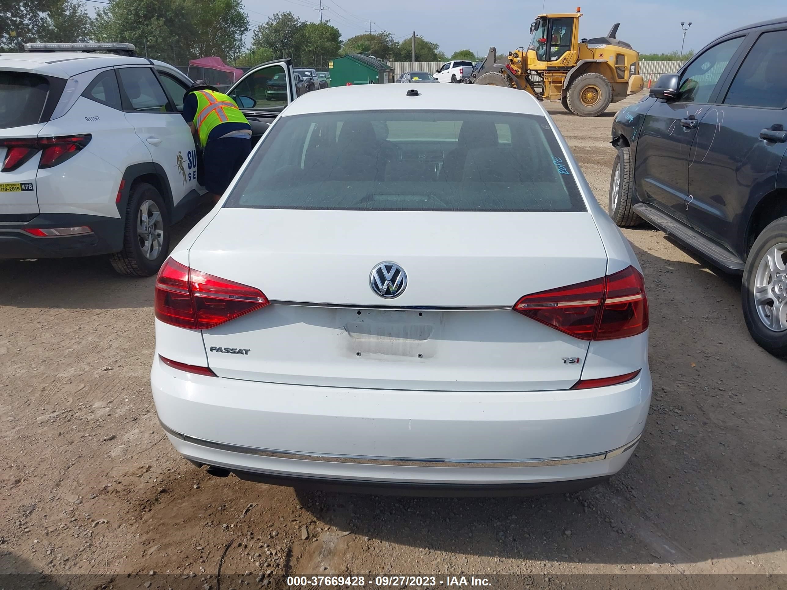 Photo 16 VIN: 1VWAT7A33HC011787 - VOLKSWAGEN PASSAT 