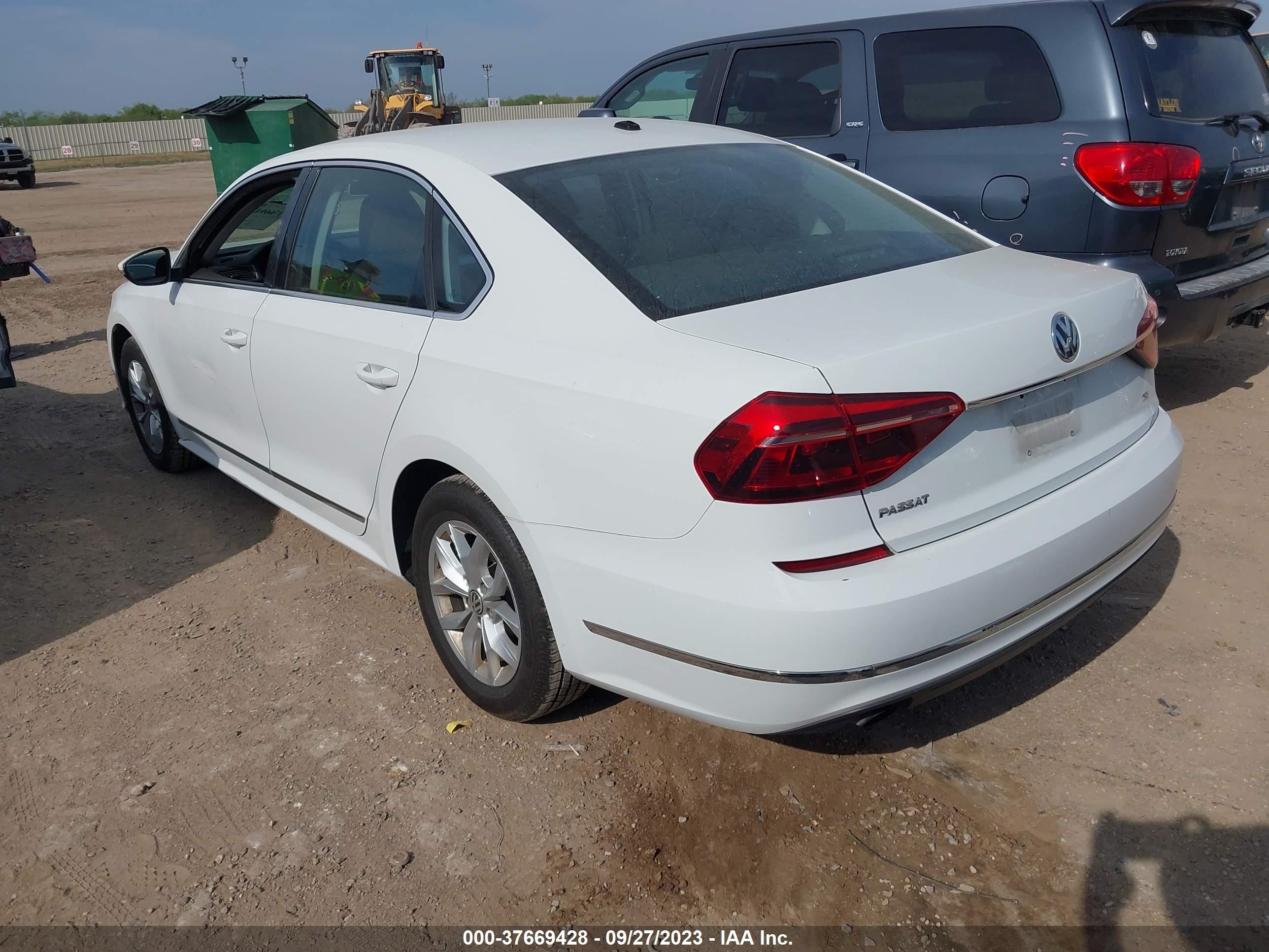 Photo 2 VIN: 1VWAT7A33HC011787 - VOLKSWAGEN PASSAT 