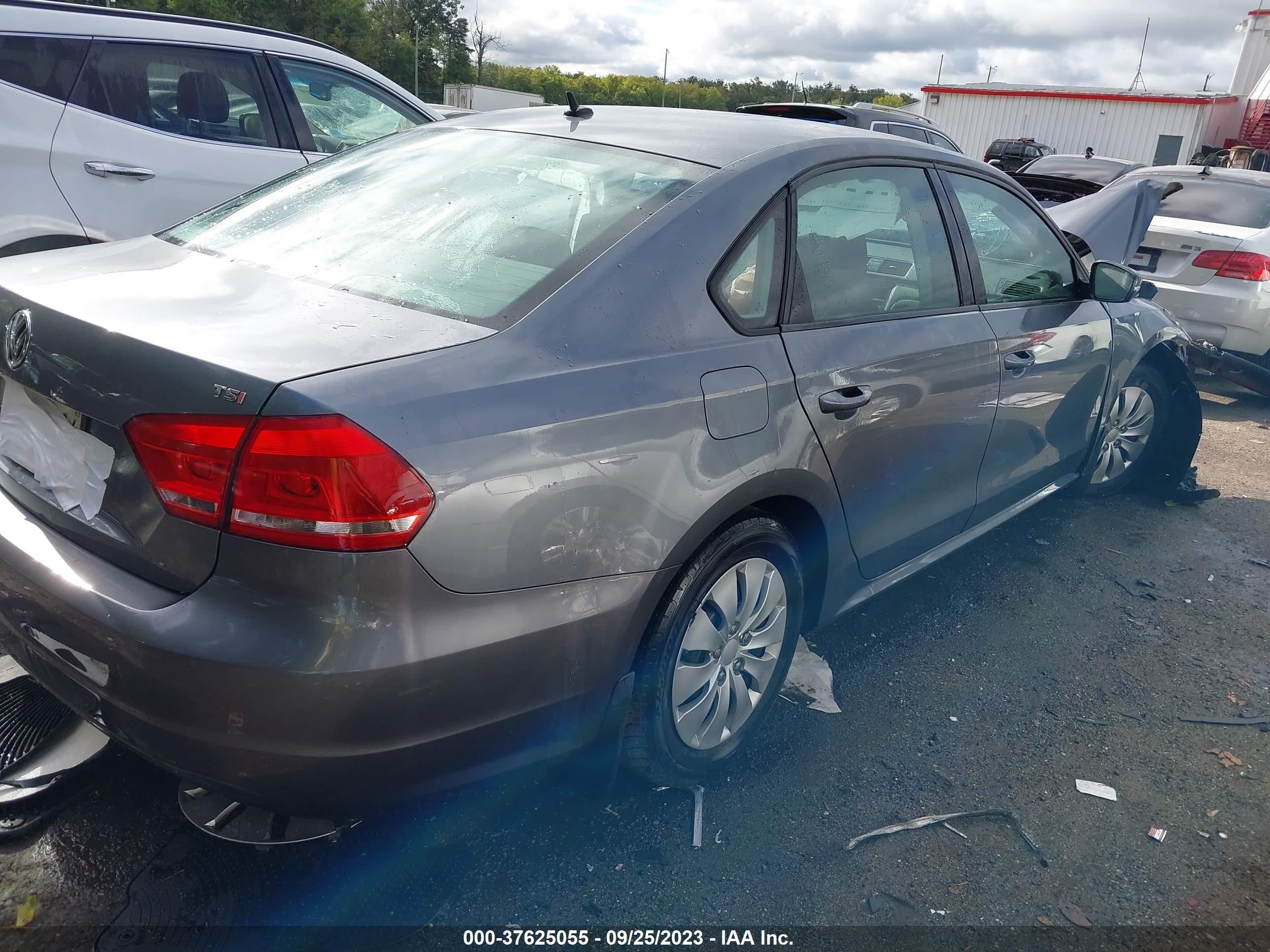 Photo 3 VIN: 1VWAT7A37EC042035 - VOLKSWAGEN PASSAT 