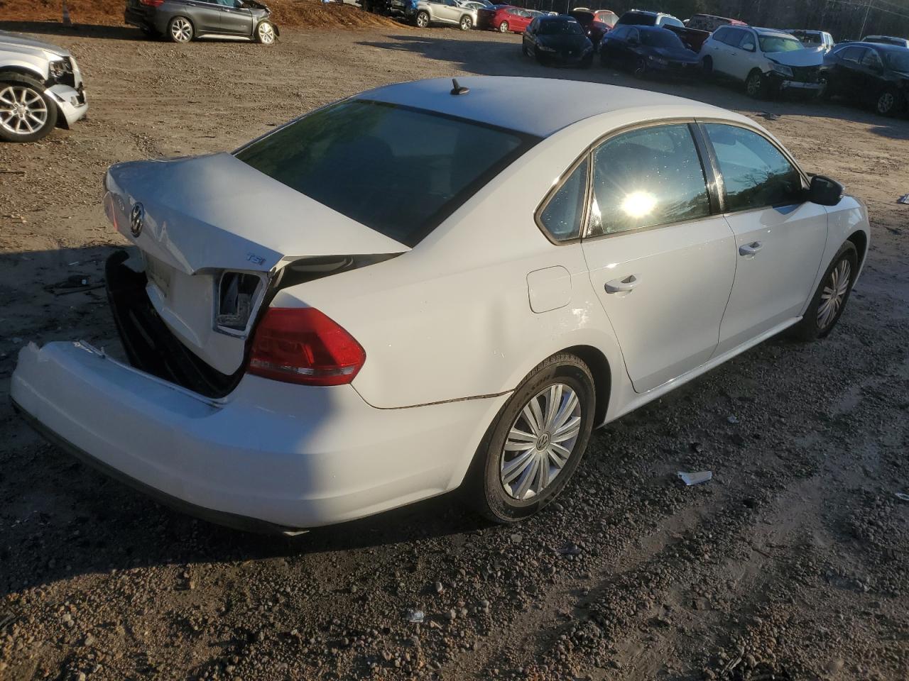 Photo 2 VIN: 1VWAT7A38EC035546 - VOLKSWAGEN PASSAT 