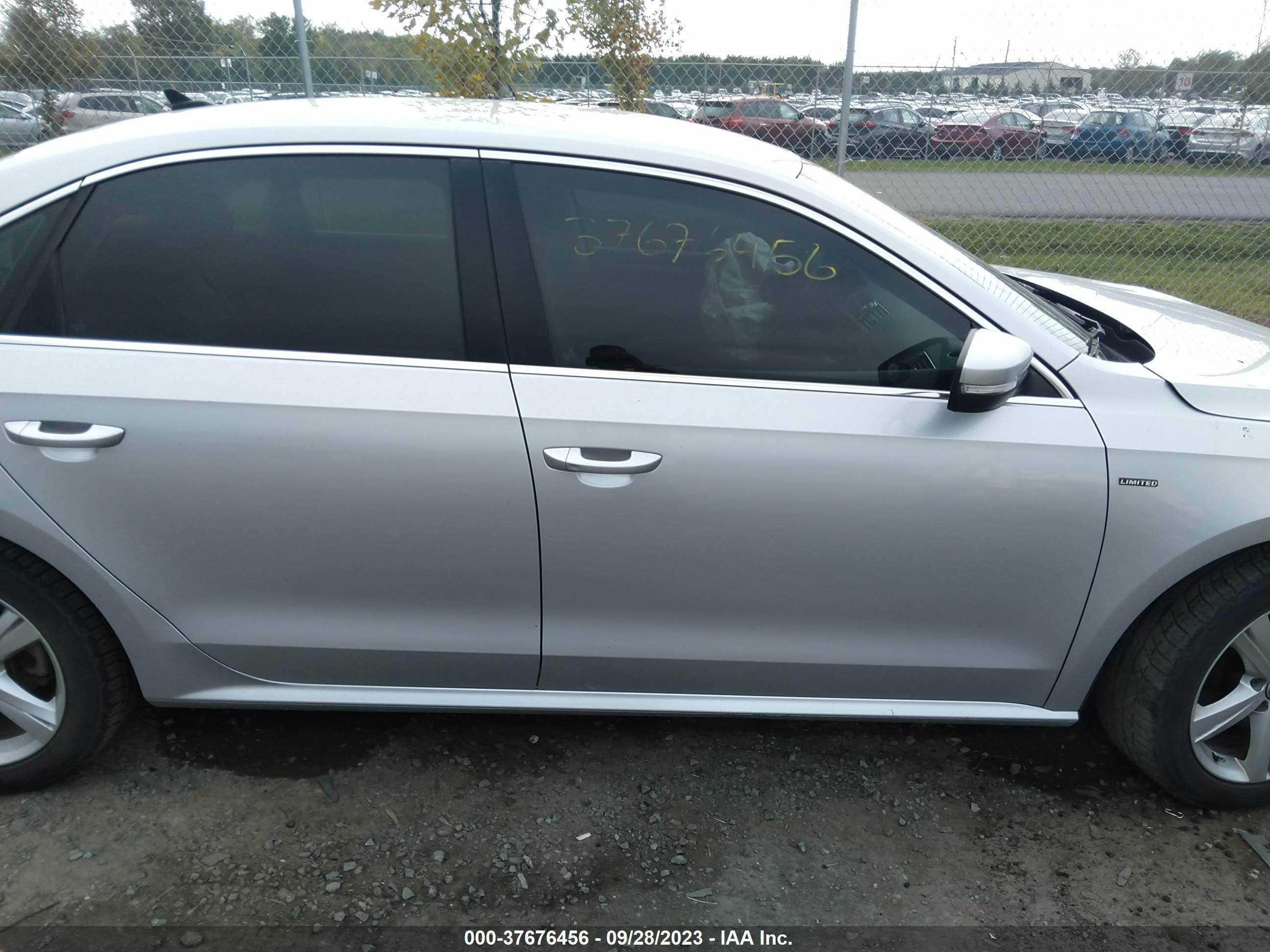 Photo 12 VIN: 1VWAT7A3XFC111155 - VOLKSWAGEN PASSAT 