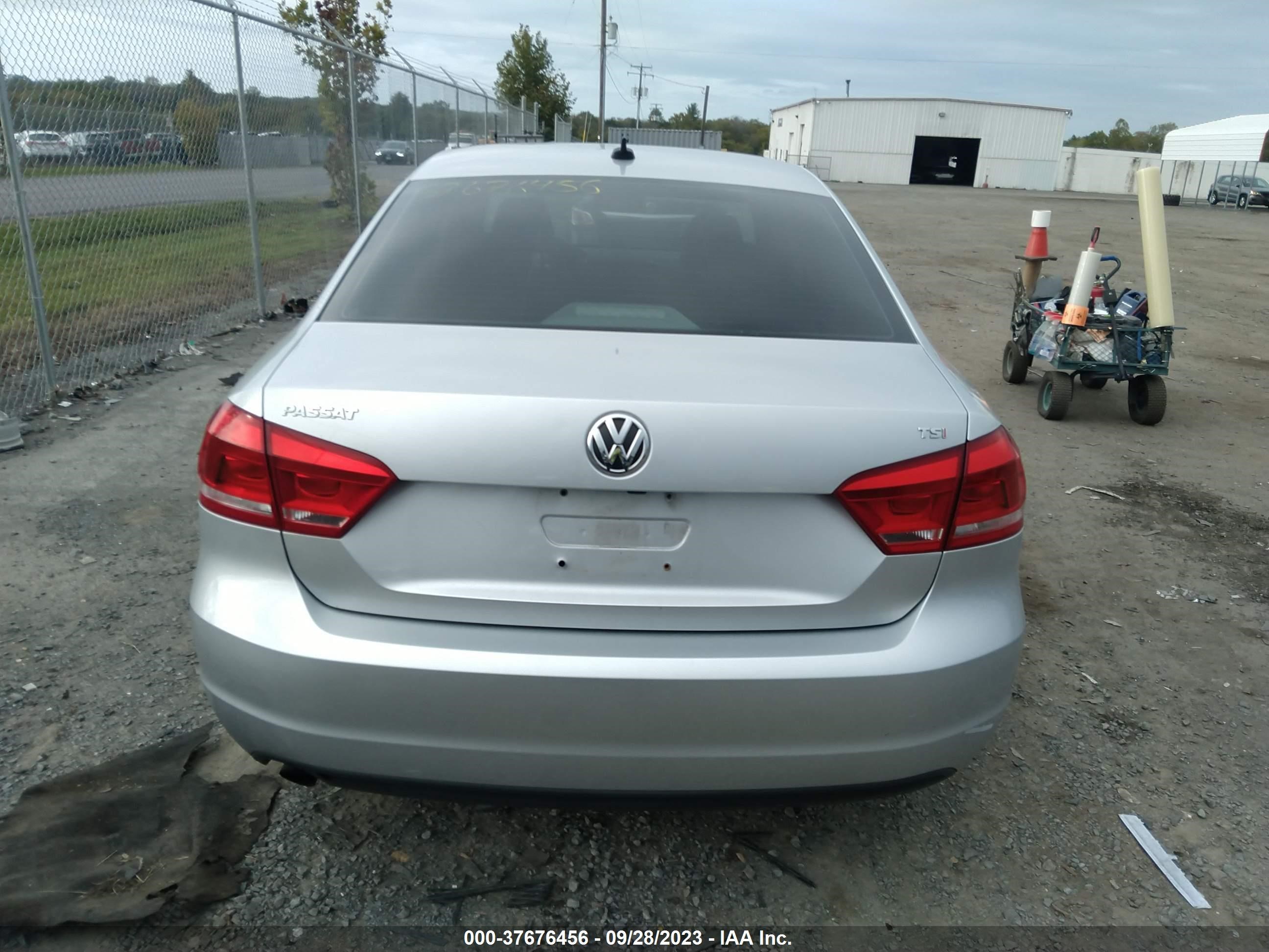 Photo 15 VIN: 1VWAT7A3XFC111155 - VOLKSWAGEN PASSAT 