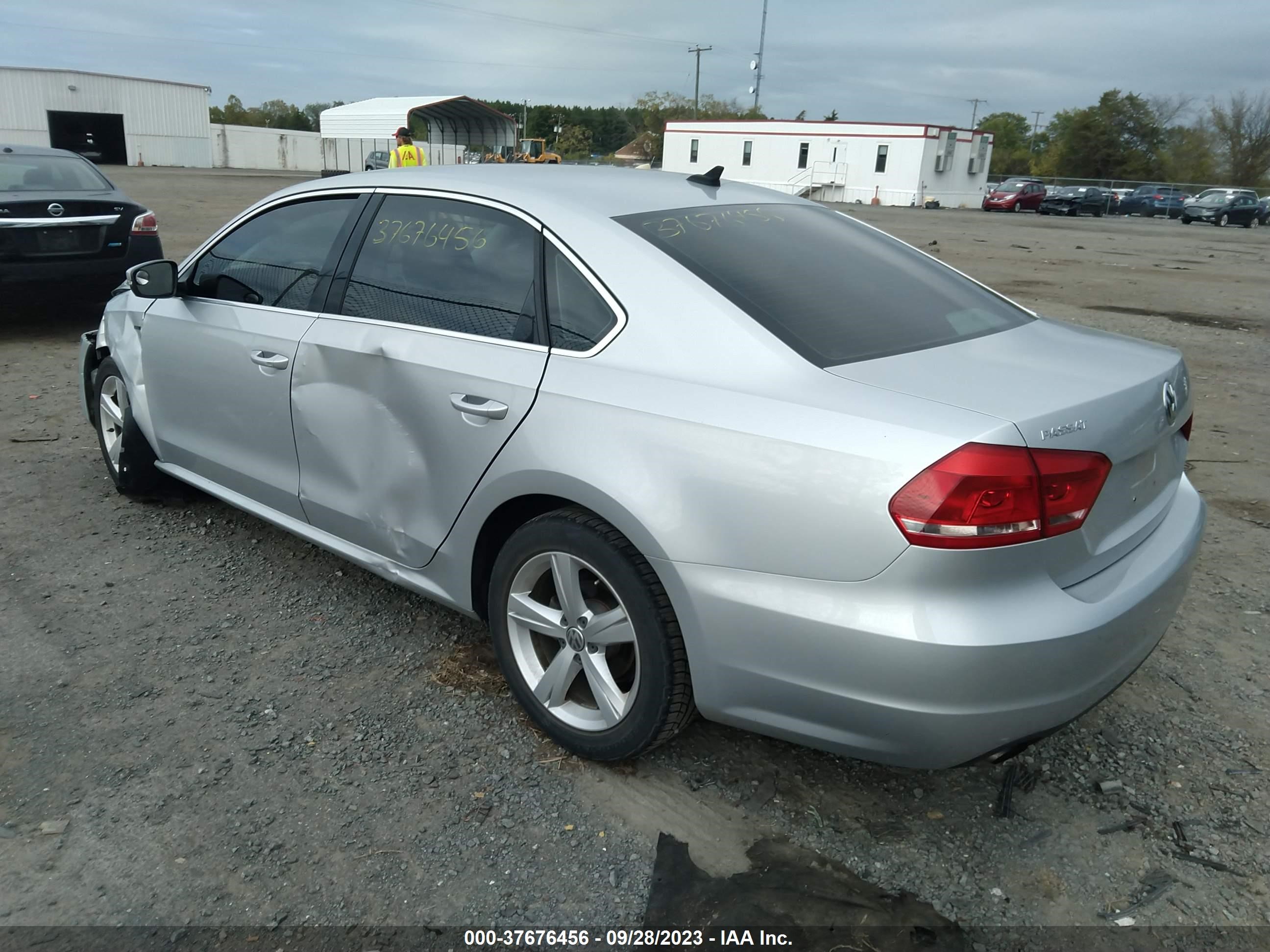 Photo 2 VIN: 1VWAT7A3XFC111155 - VOLKSWAGEN PASSAT 