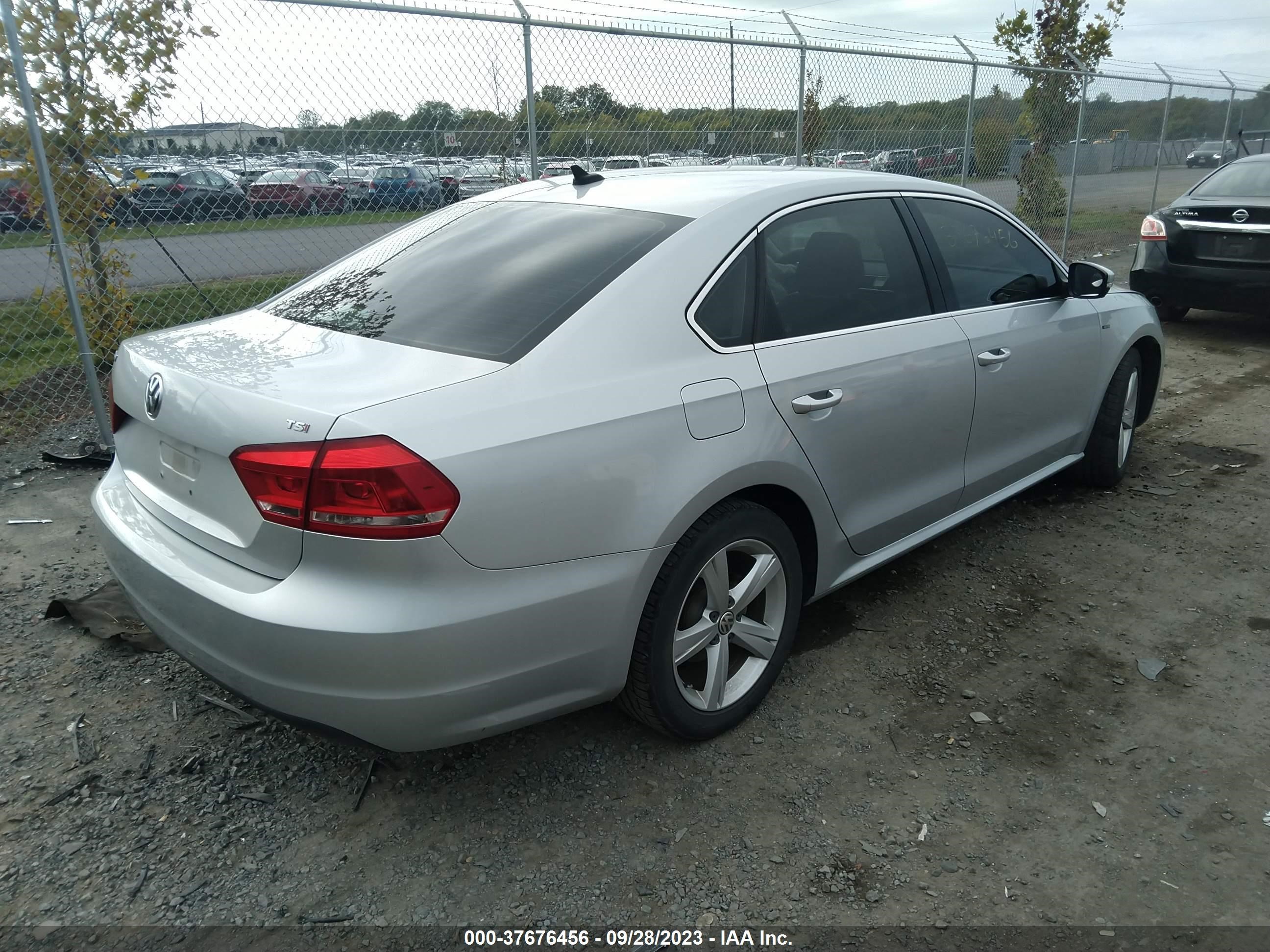 Photo 3 VIN: 1VWAT7A3XFC111155 - VOLKSWAGEN PASSAT 