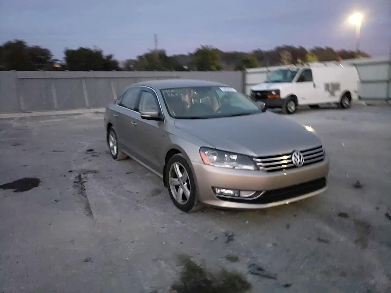 Photo 10 VIN: 1VWAT7A3XFC111799 - VOLKSWAGEN PASSAT 