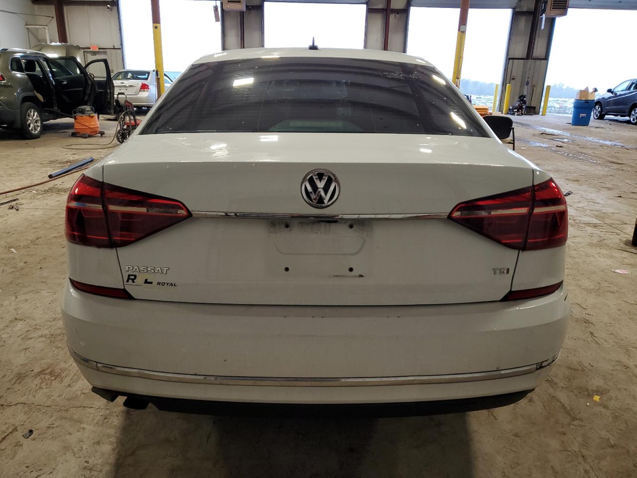 Photo 5 VIN: 1VWAT7A3XHC014136 - VOLKSWAGEN PASSAT 