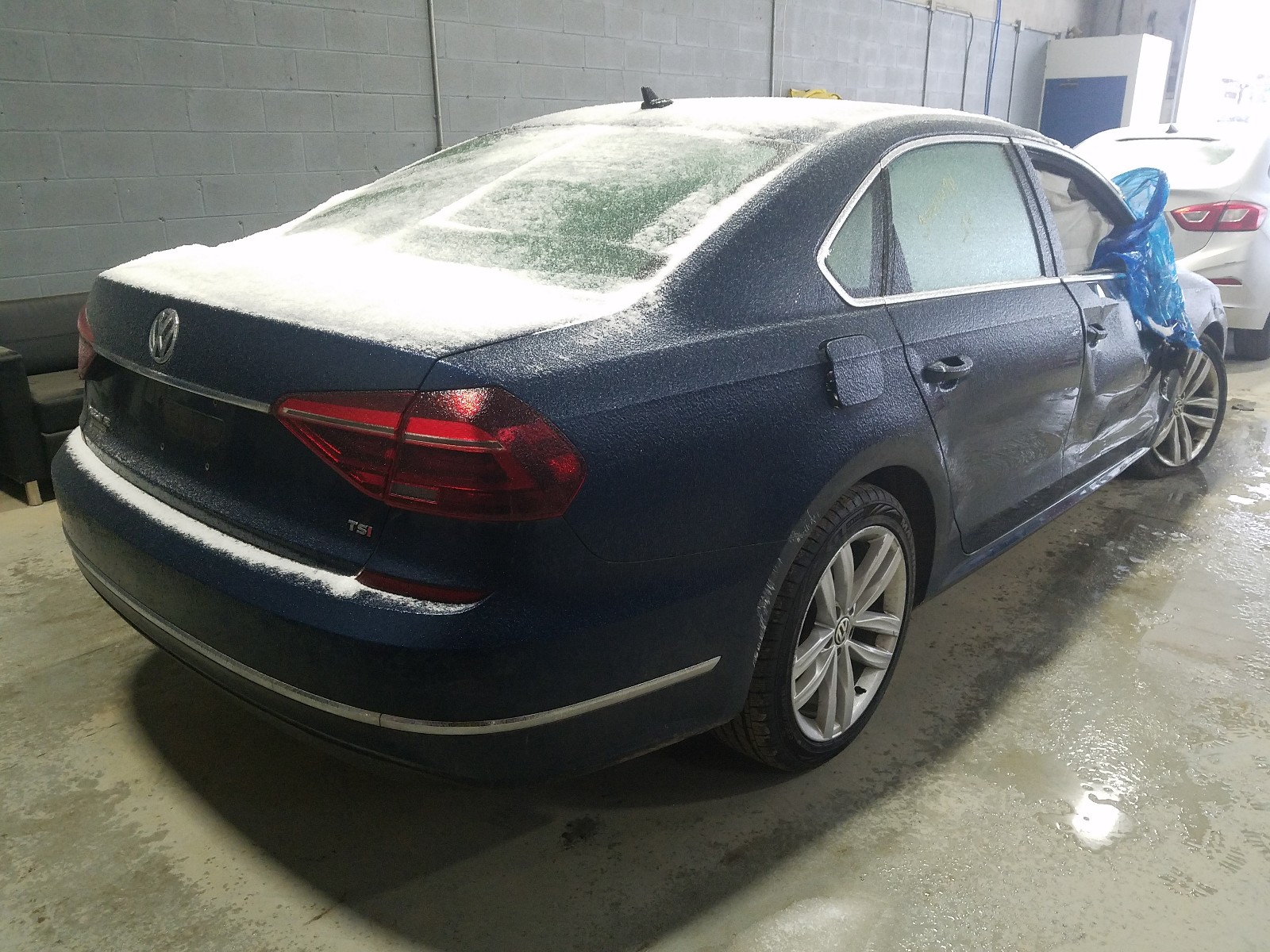 Photo 3 VIN: 1VWBA7A30JC026862 - VOLKSWAGEN PASSAT 