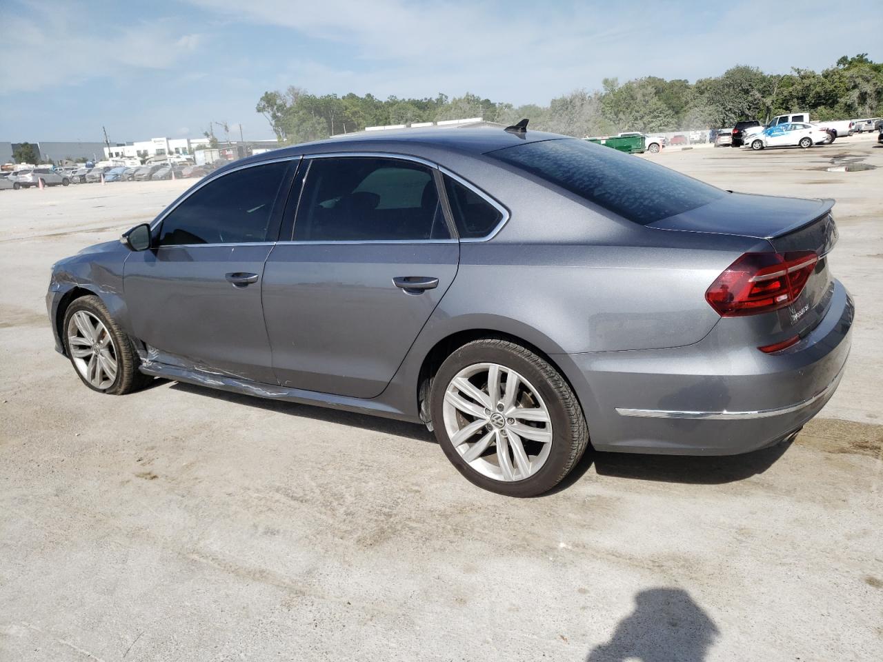 Photo 1 VIN: 1VWBA7A3XJC020163 - VOLKSWAGEN PASSAT 