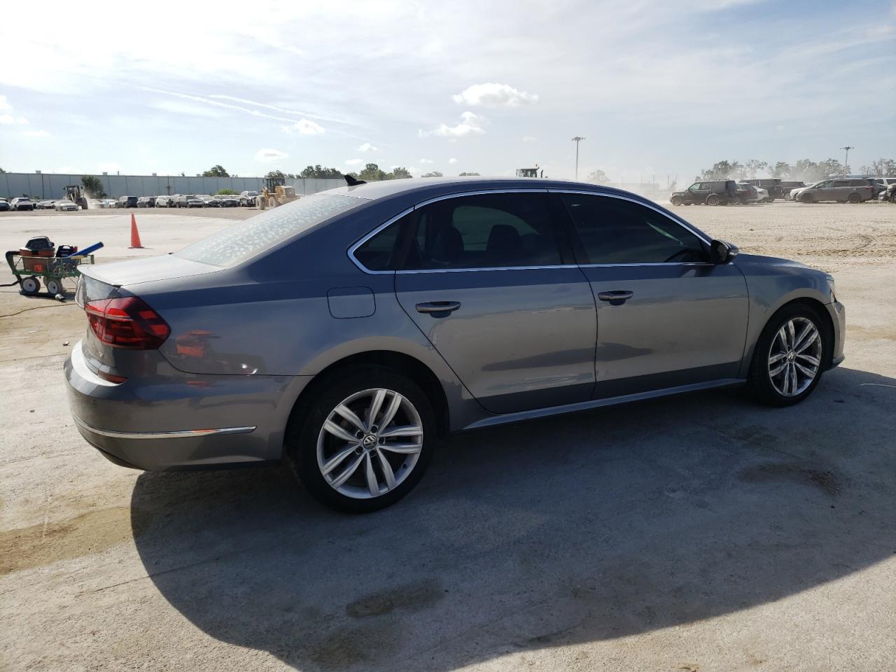 Photo 2 VIN: 1VWBA7A3XJC020163 - VOLKSWAGEN PASSAT 