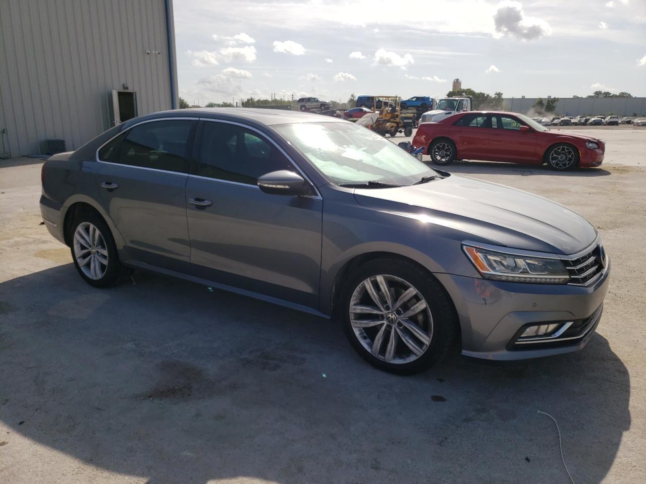 Photo 3 VIN: 1VWBA7A3XJC020163 - VOLKSWAGEN PASSAT 