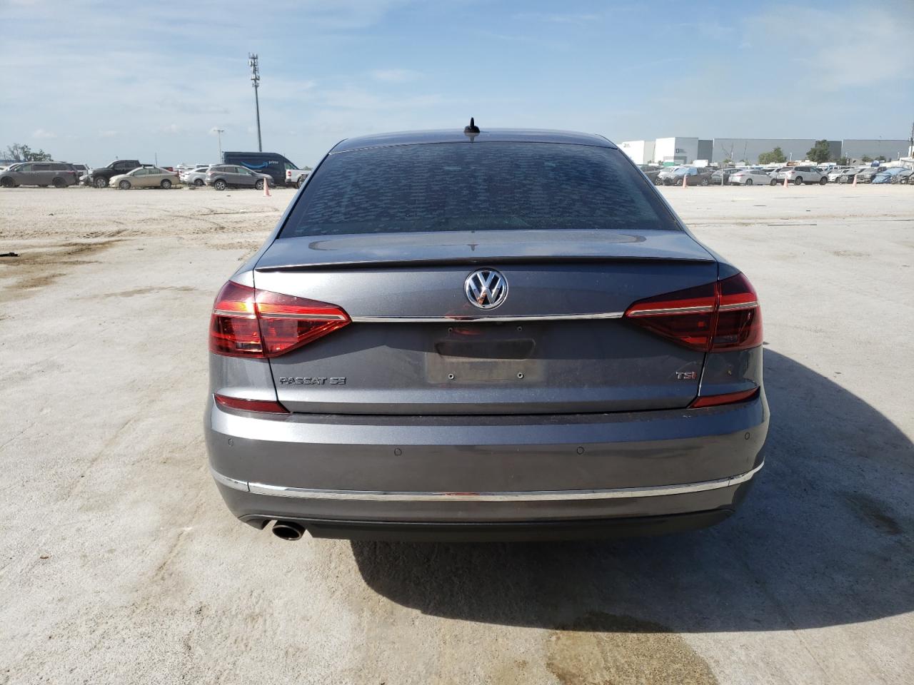 Photo 5 VIN: 1VWBA7A3XJC020163 - VOLKSWAGEN PASSAT 