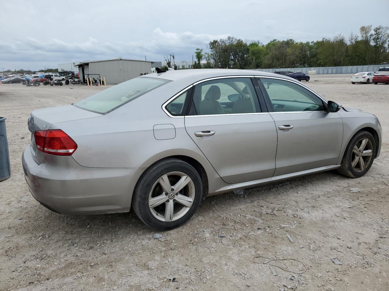 Photo 2 VIN: 1VWBH7A35CC034664 - VOLKSWAGEN PASSAT 