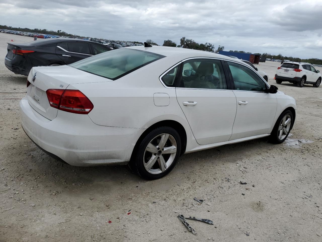 Photo 2 VIN: 1VWBH7A36DC013274 - VOLKSWAGEN PASSAT 