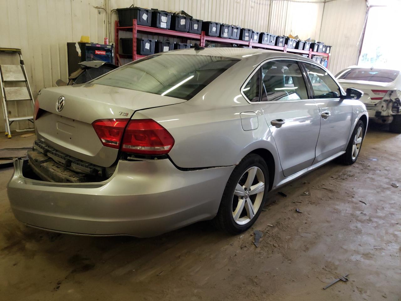 Photo 2 VIN: 1VWBH7A37CC074261 - VOLKSWAGEN PASSAT 