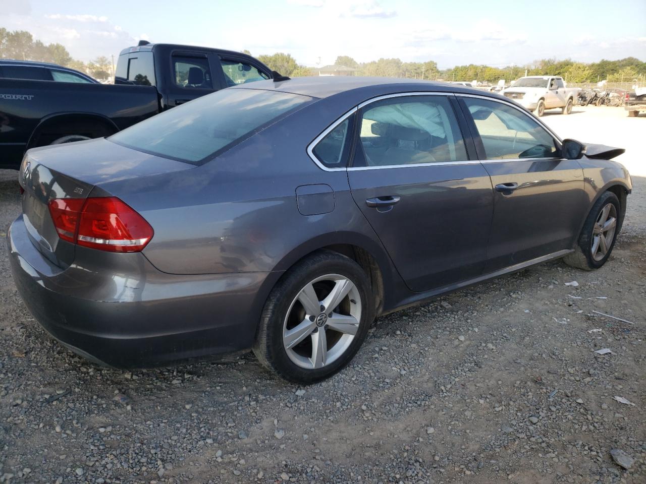 Photo 2 VIN: 1VWBH7A38DC104577 - VOLKSWAGEN PASSAT 