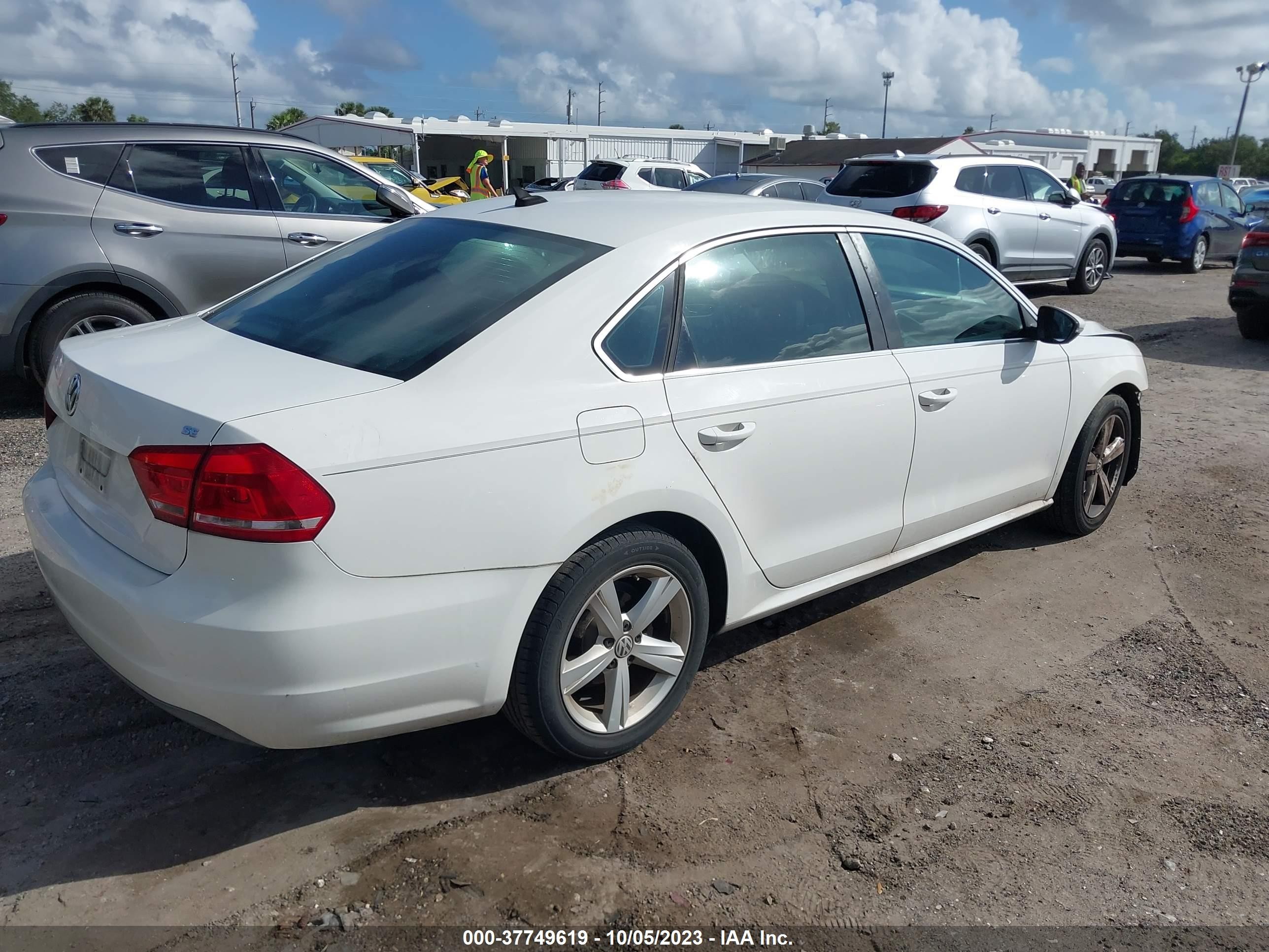 Photo 3 VIN: 1VWBH7A39CC020797 - VOLKSWAGEN PASSAT 