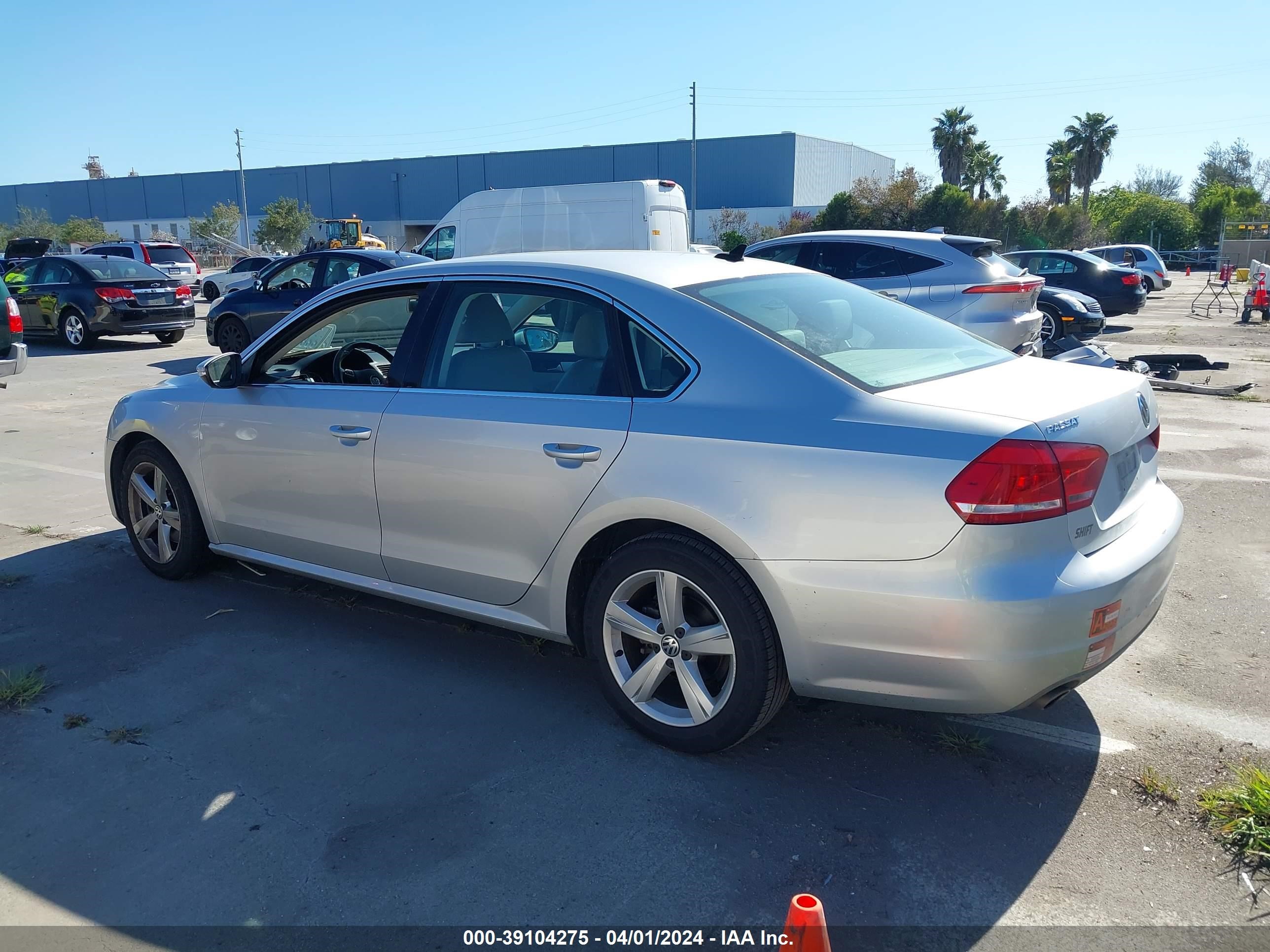 Photo 2 VIN: 1VWBP7A38CC049064 - VOLKSWAGEN PASSAT 