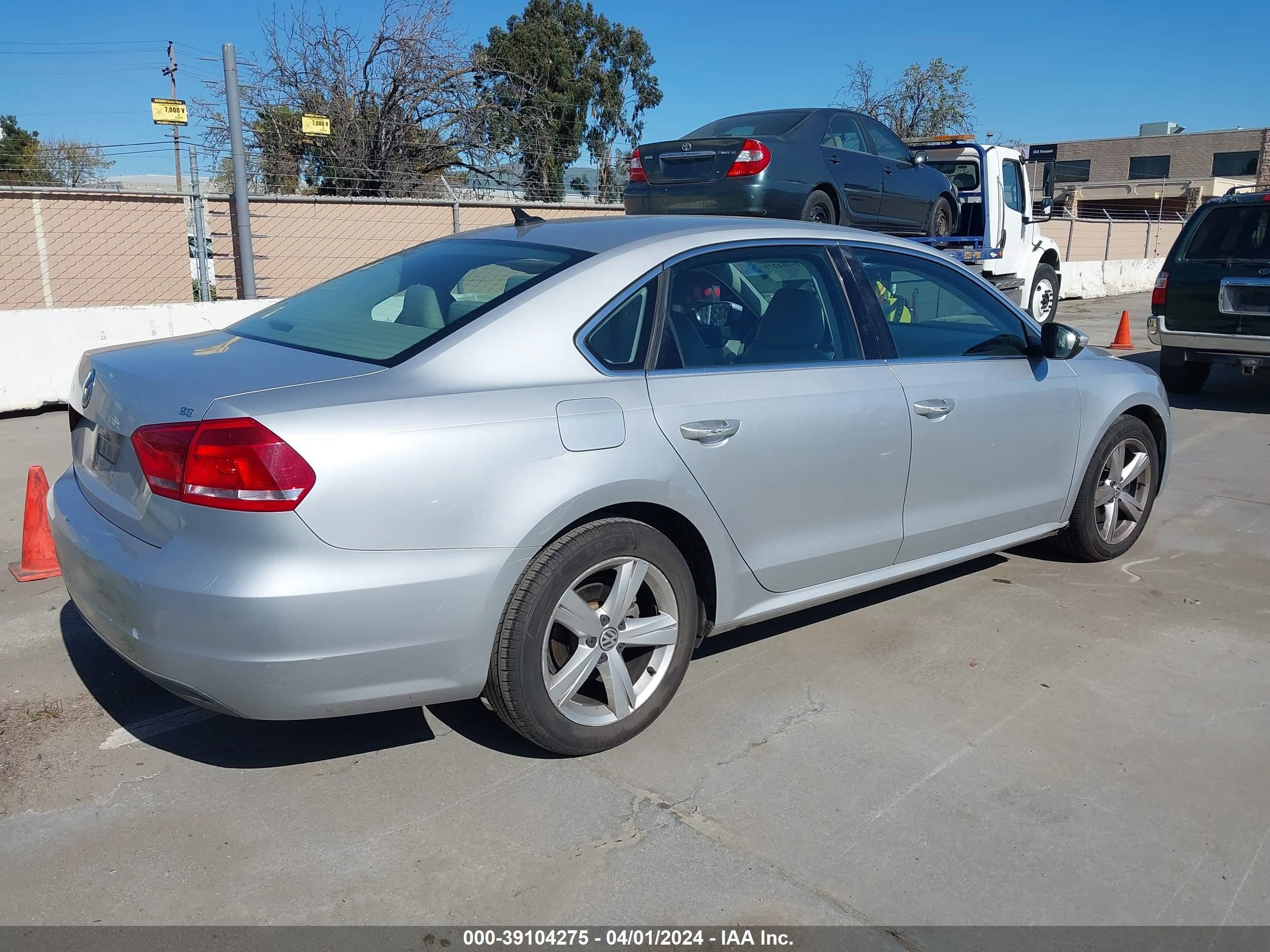 Photo 3 VIN: 1VWBP7A38CC049064 - VOLKSWAGEN PASSAT 