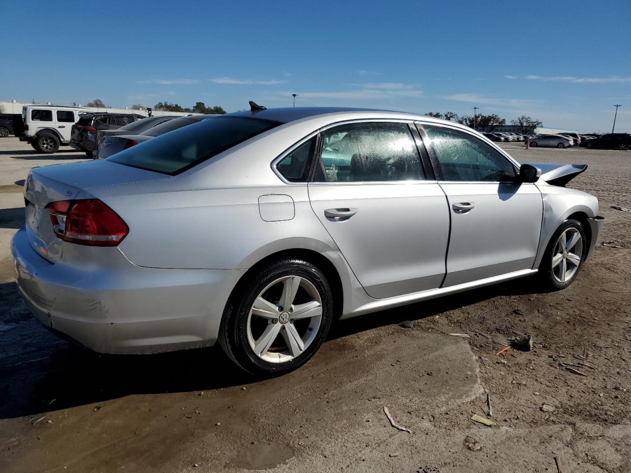 Photo 2 VIN: 1VWBP7A39DC128258 - VOLKSWAGEN PASSAT 