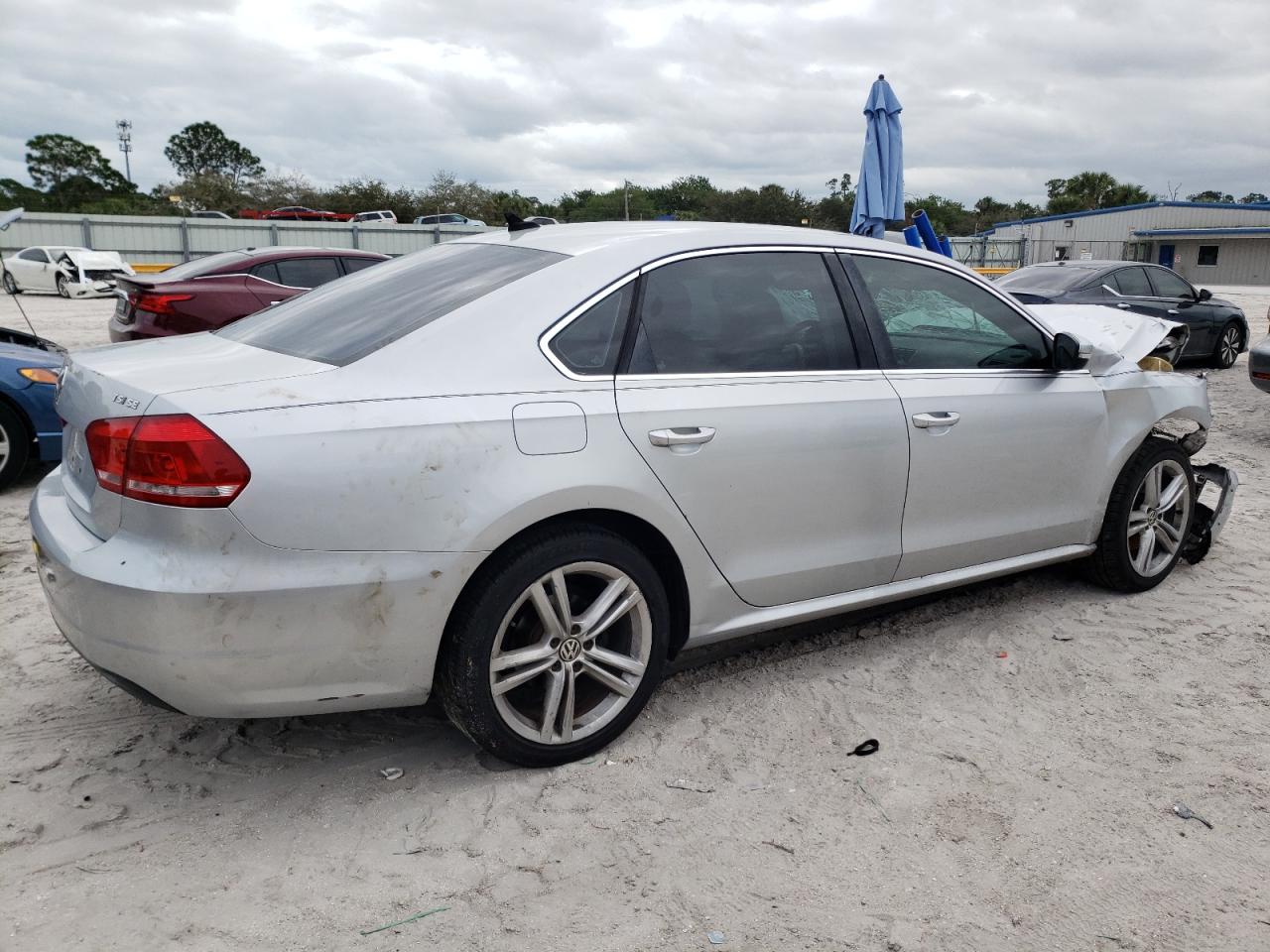 Photo 2 VIN: 1VWBS7A31EC051594 - VOLKSWAGEN PASSAT 